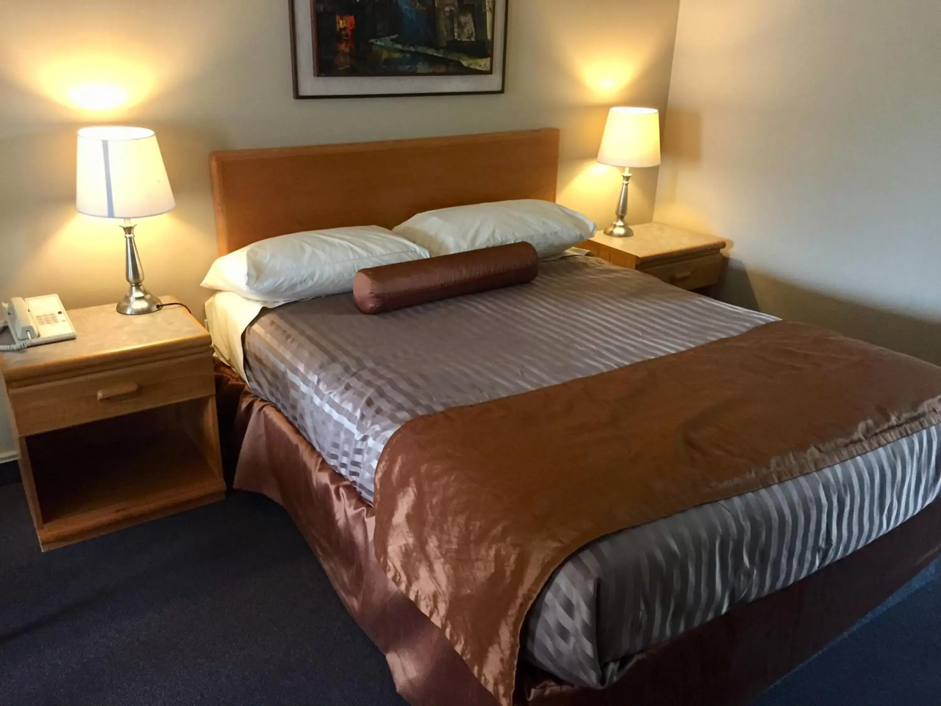 Standard Queen Room in Avalon Inn Standard Queen Room in Avalon Inn