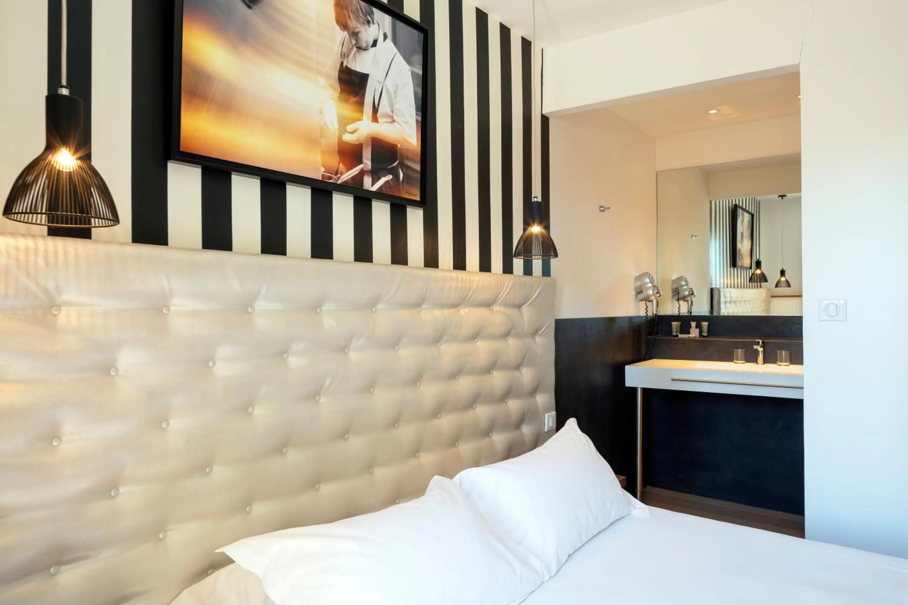 Photo of the whole room, Bed in Le Pré du Moulin - Maison Alonso - Hôtel & Restaurant