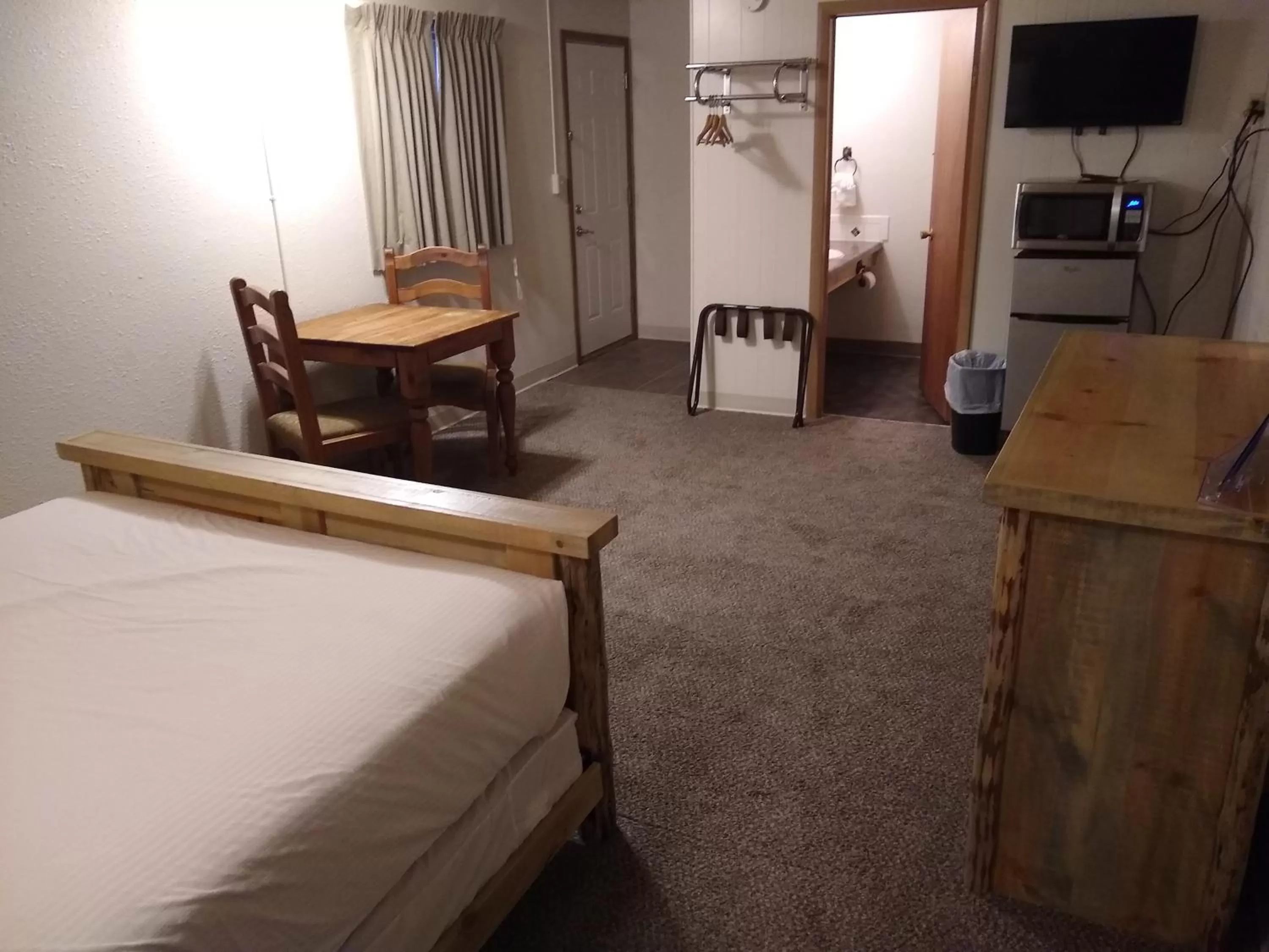 Photo of the whole room, Bed in Townhouse Motel