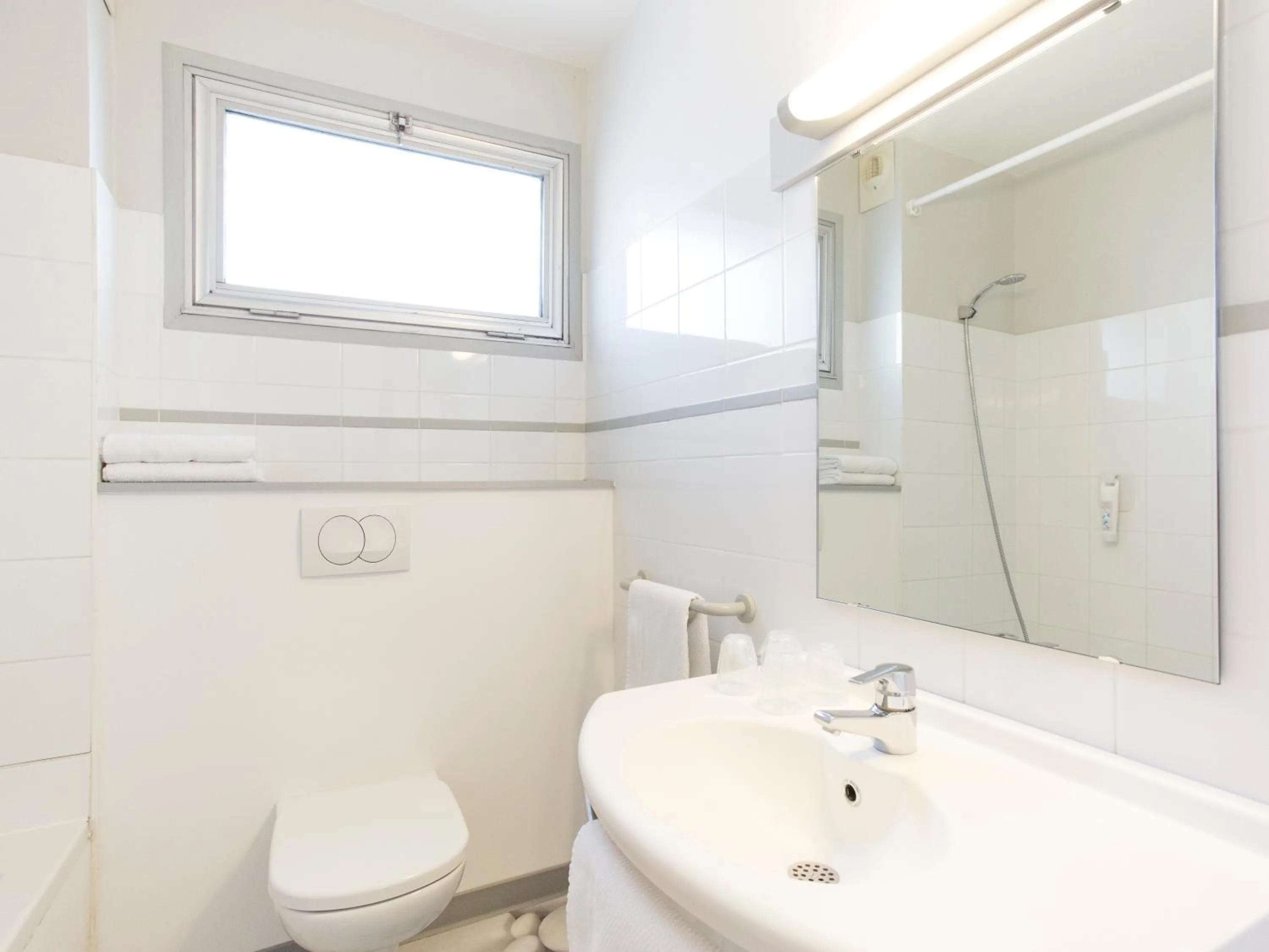 Shower in ibis budget Pau Lescar