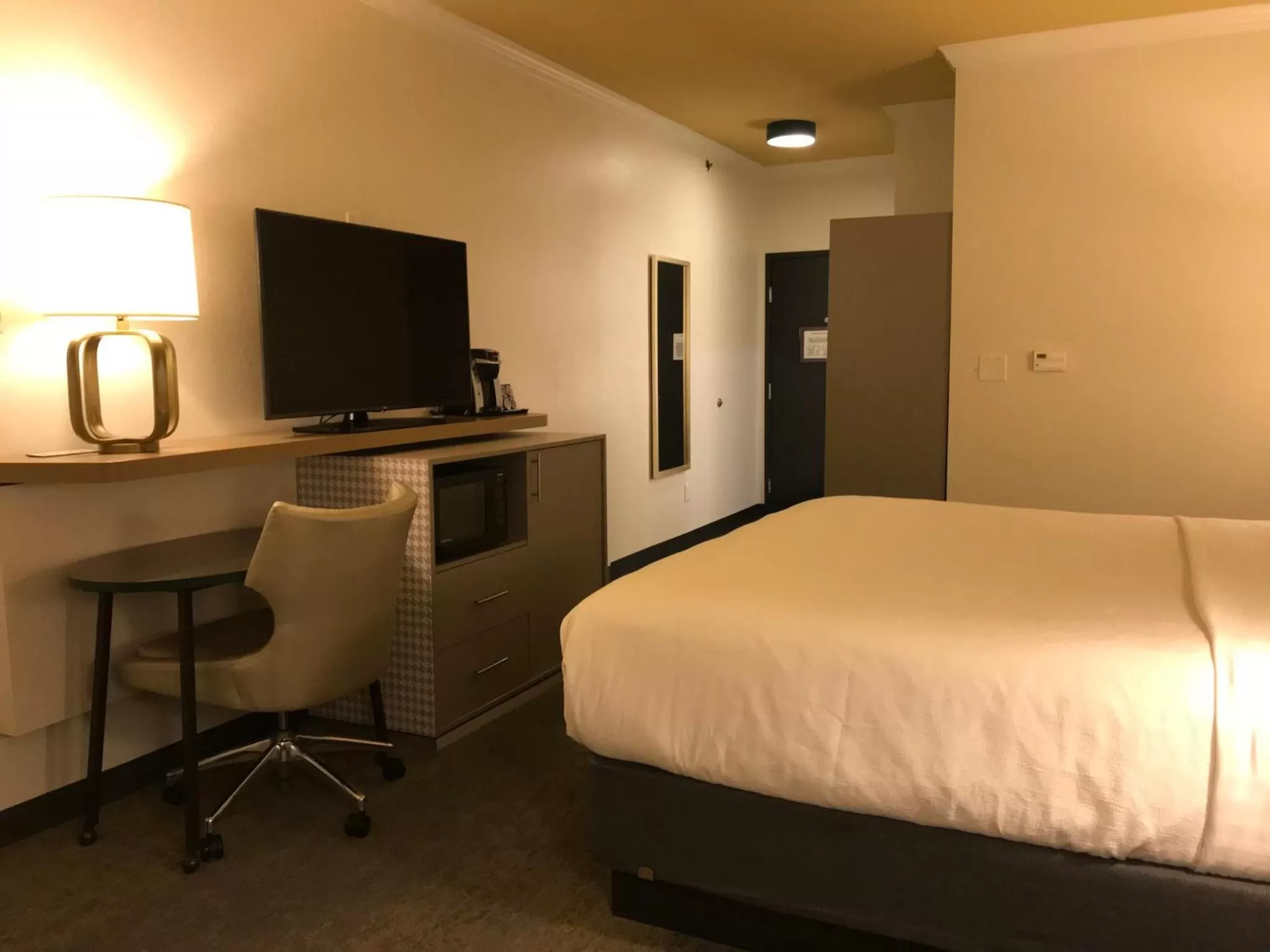Photo of the whole room, Bed in Holiday Inn & Suites McKinney - N Allen by IHG