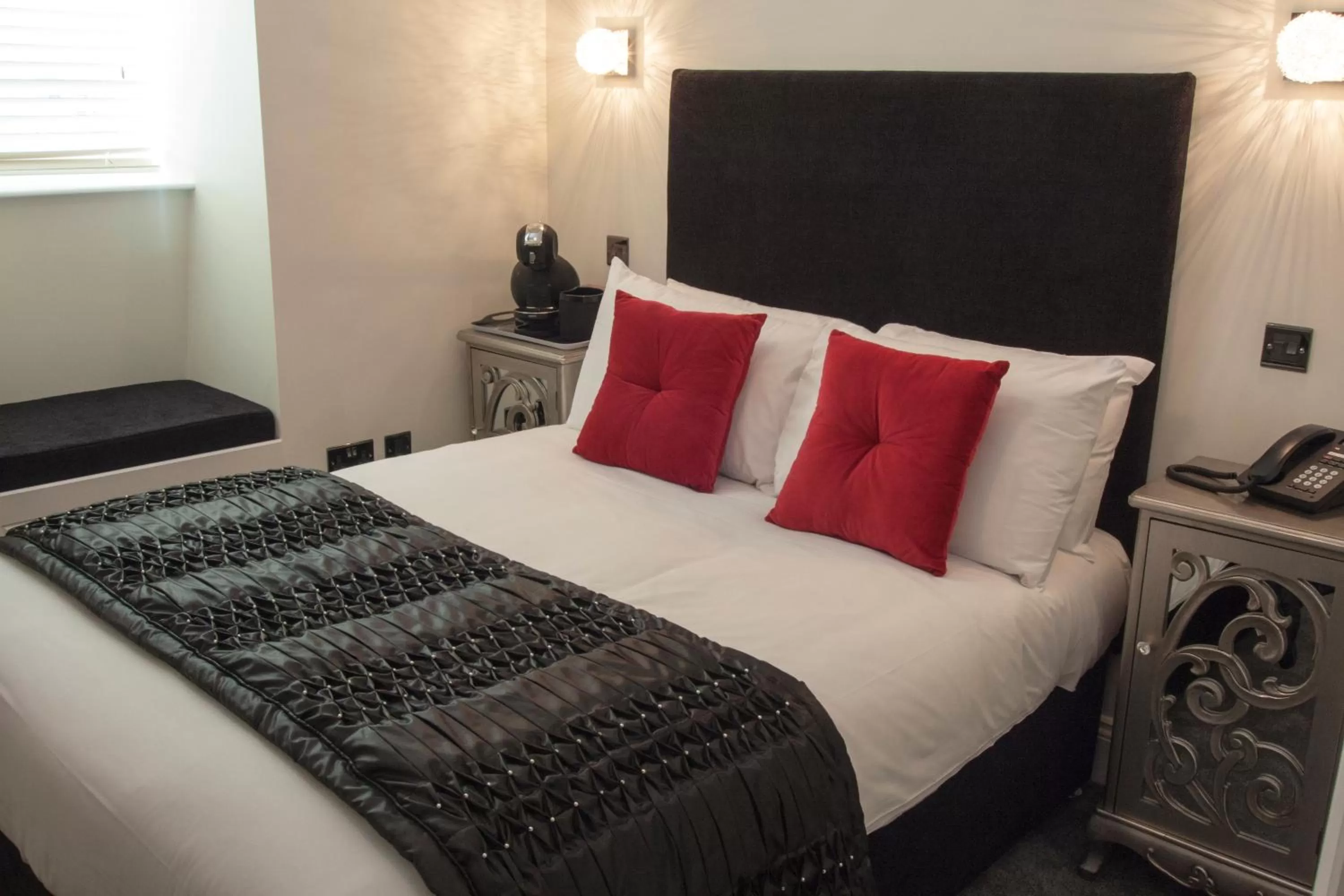 Bedroom, Bed in The Ship Leopard Hotel - No Children