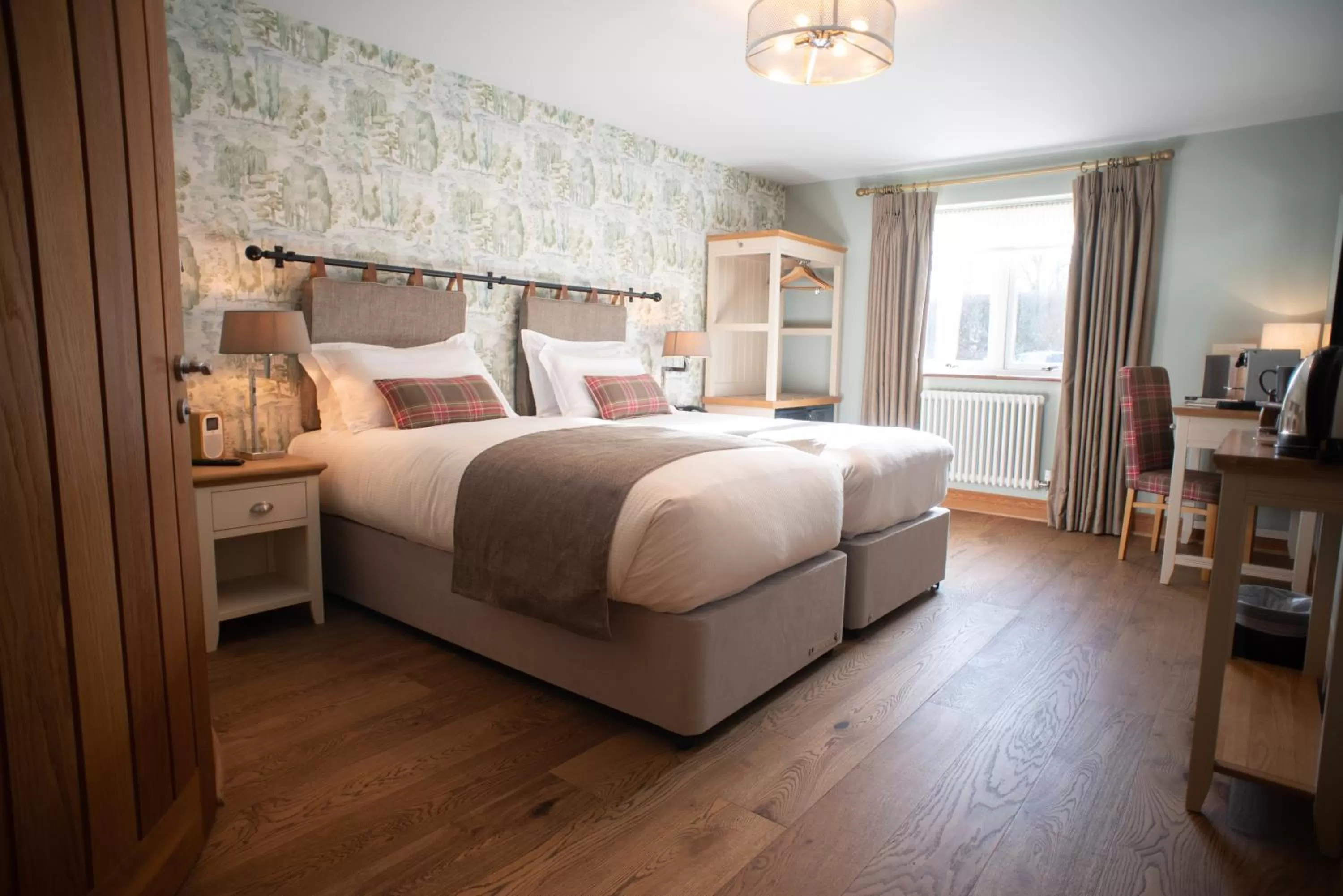 Bed in Cromwell Arms Country Pub with Rooms