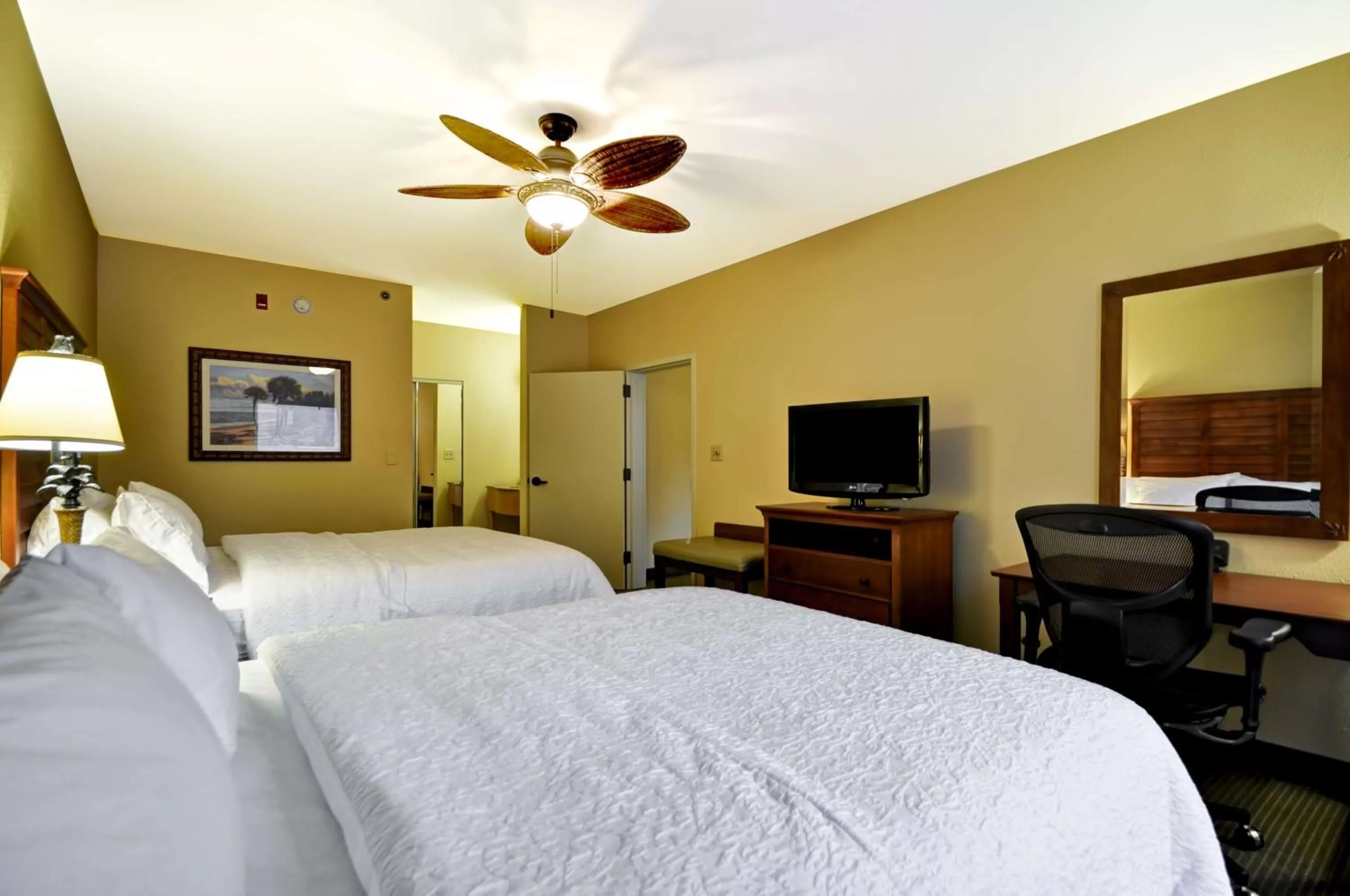 Bed in Hampton Inn & Suites Charleston/Mt. Pleasant-Isle Of Palms