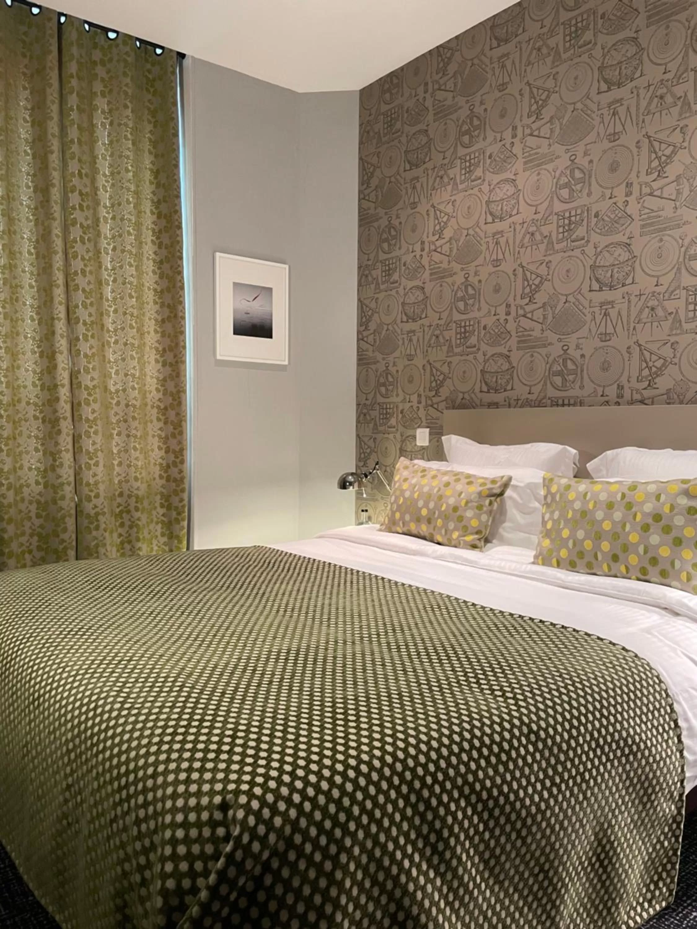 Bedroom, Bed in Nouvel Hôtel & Appartements