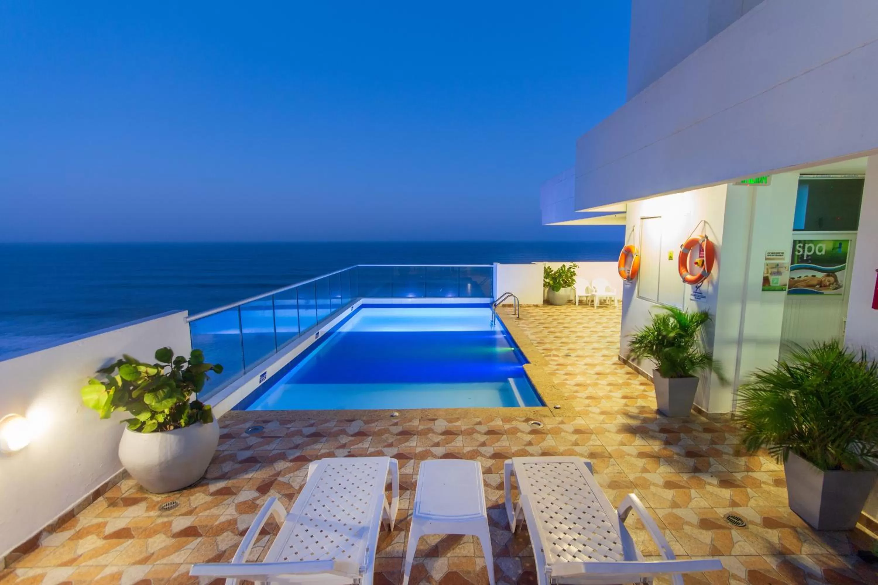 Swimming pool in Hotel Aixo Suites By GEH Suites