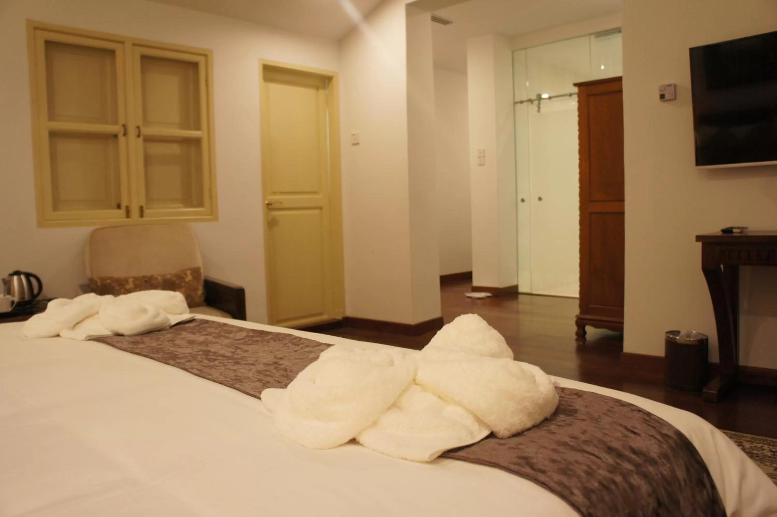 Bedroom, Bed in Heeren Palm Suites