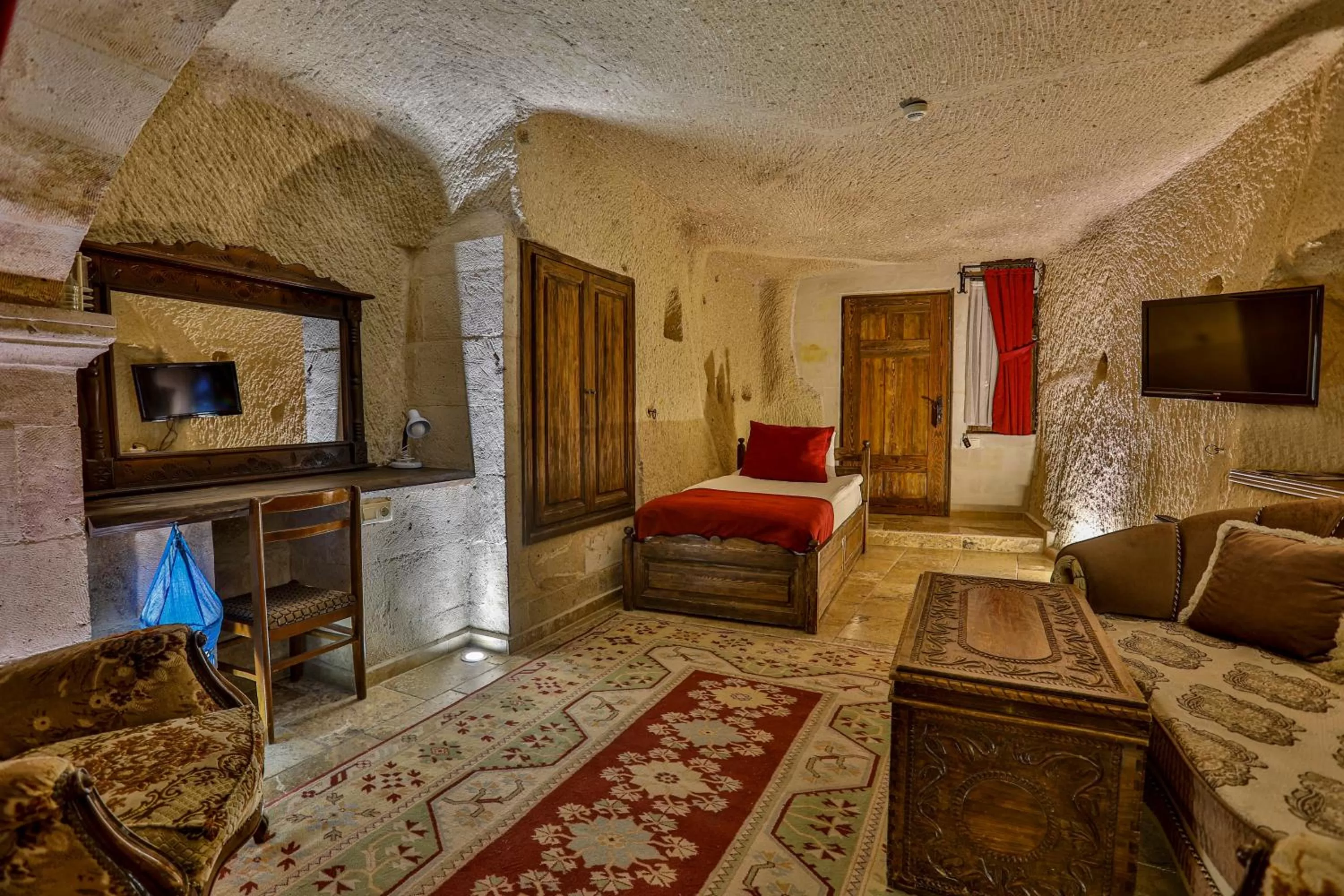 Seating area, Bed in Hidden Cave Hotel