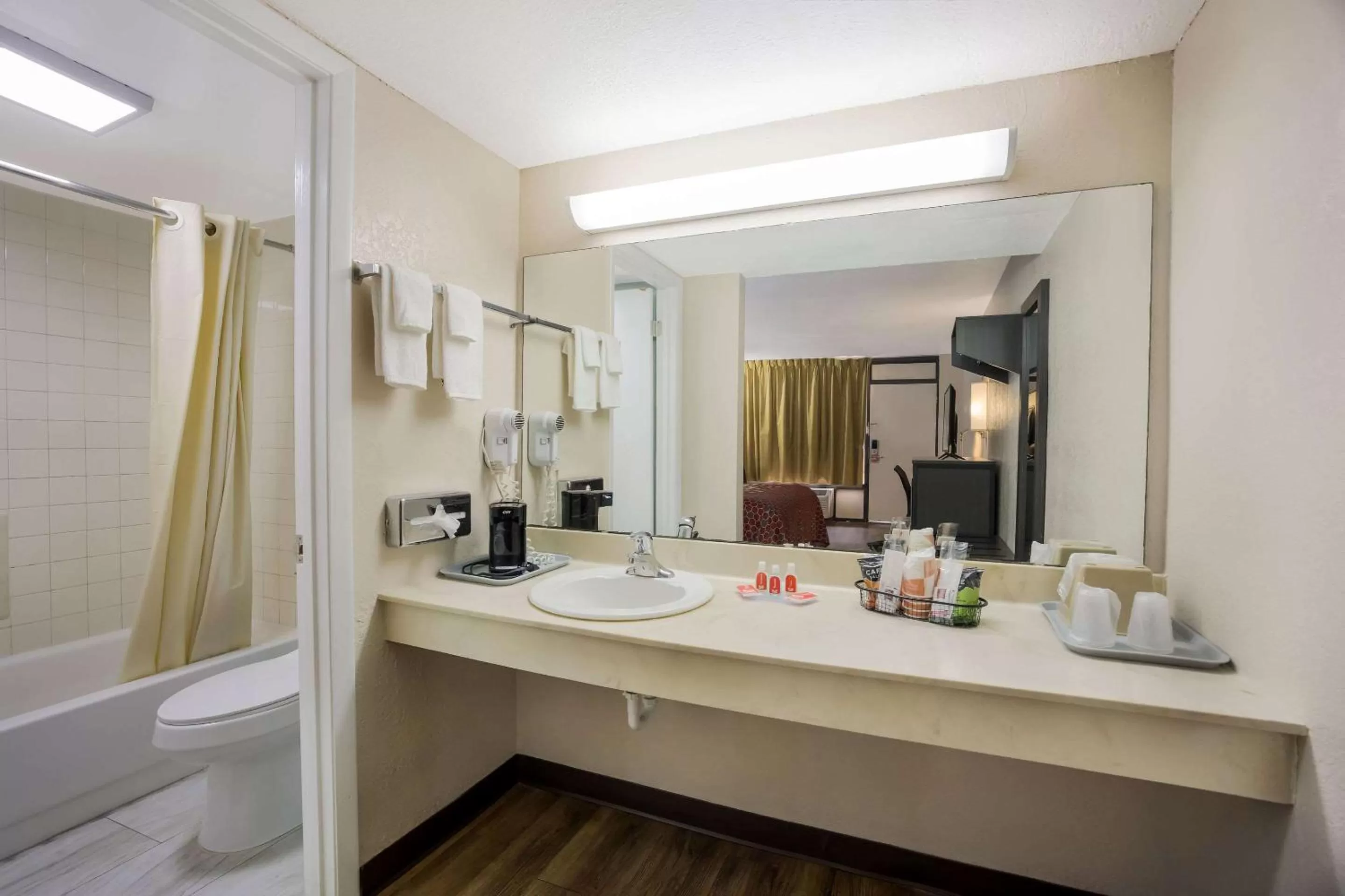 Bedroom in Econo Lodge Live Oak