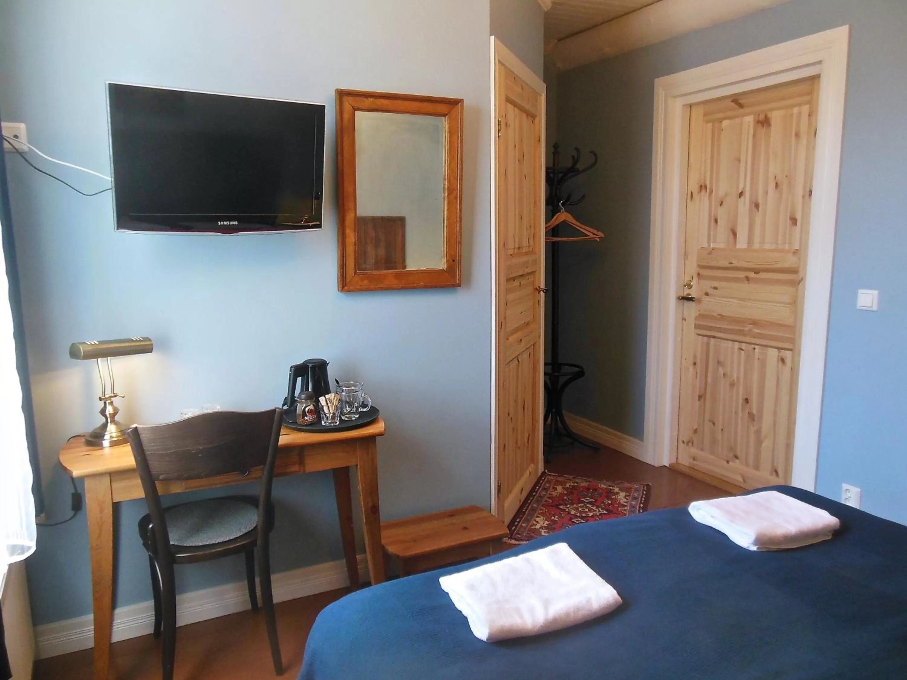 Bed, TV/Entertainment Center in Hotel & Cafe Lanterna