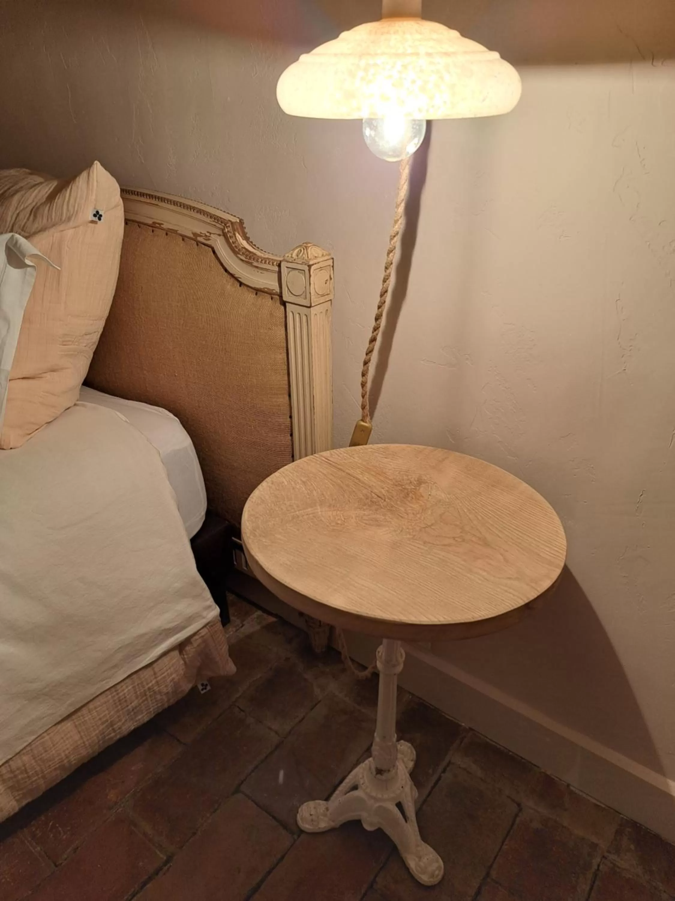 Decorative detail, Bed in chambre d'hôtes Madame