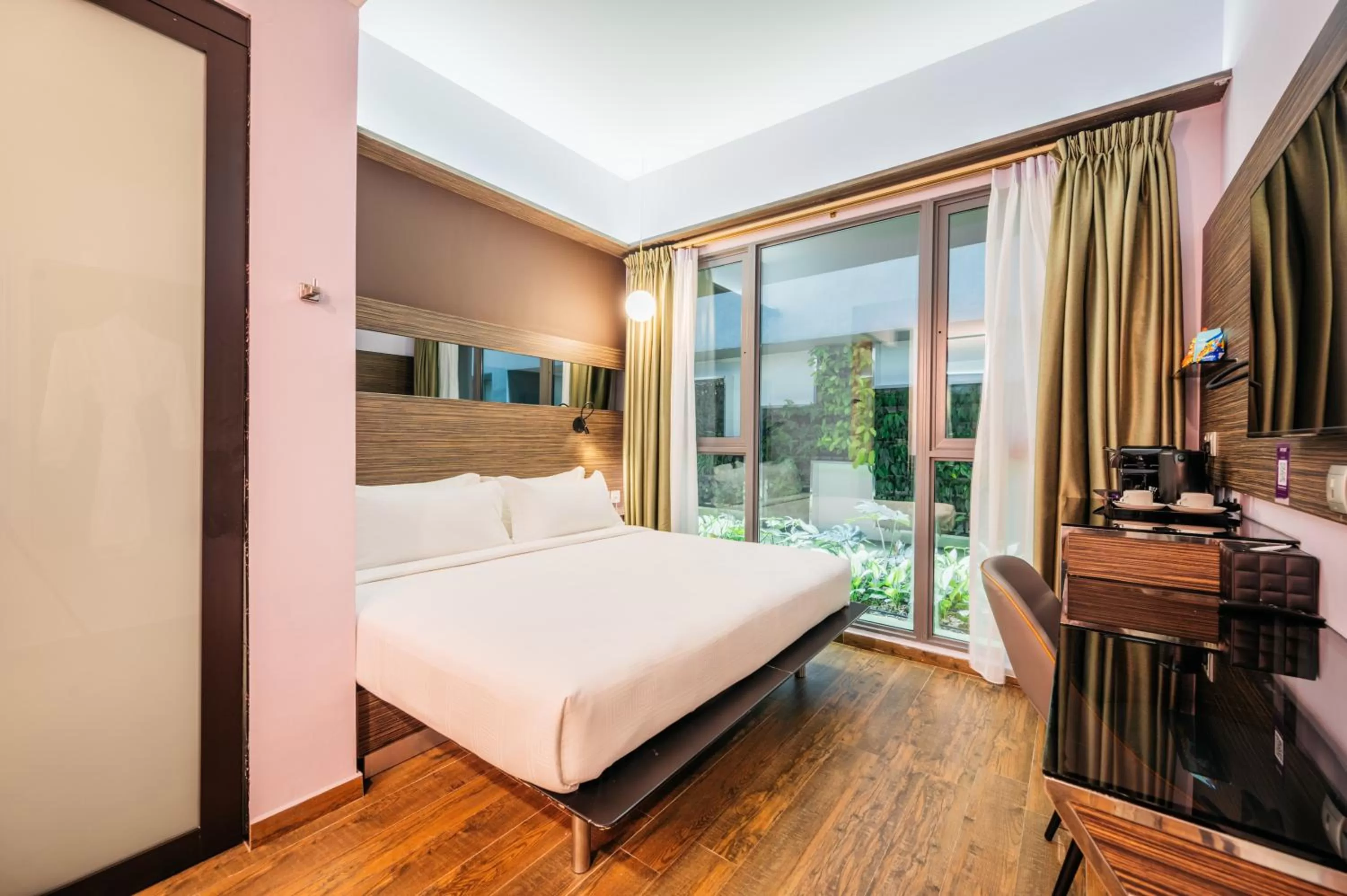 Bed in Mercure Singapore Tyrwhitt