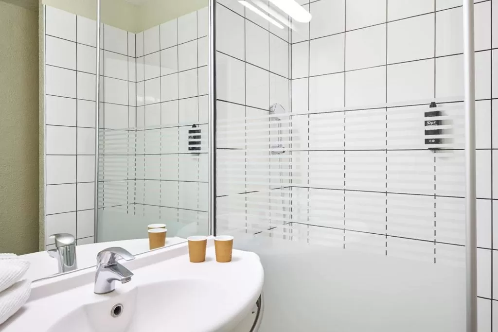 Shower in ibis budget Paris Porte d'Aubervilliers