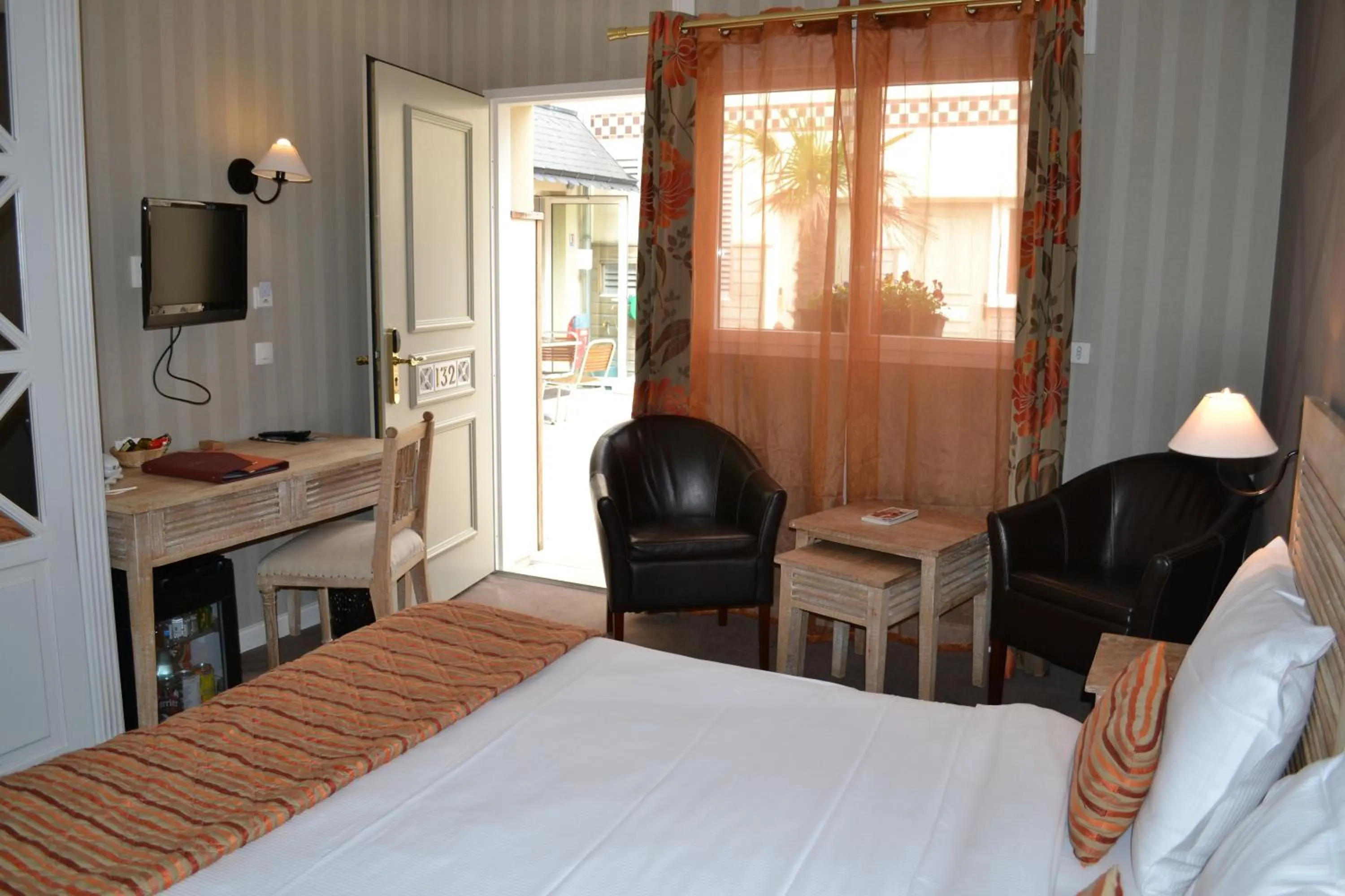 Photo of the whole room, Bed in Almoria Hôtel & SPA