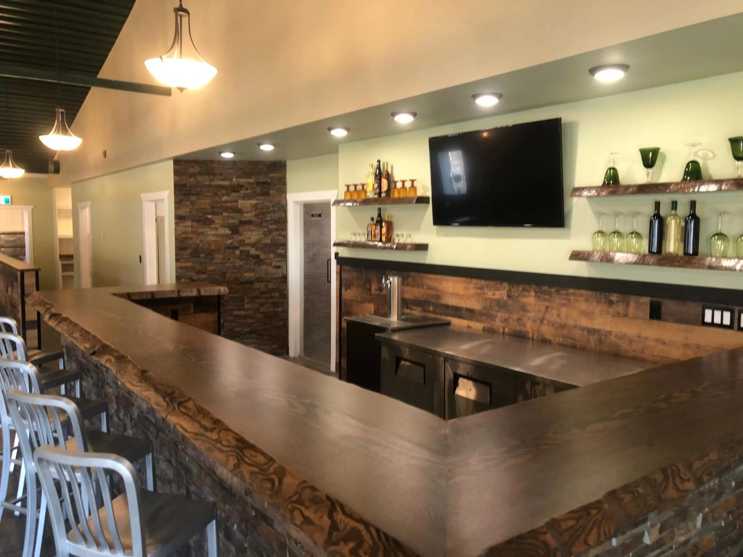 Lounge or bar, Lounge/Bar in Onoway Inn and Suites