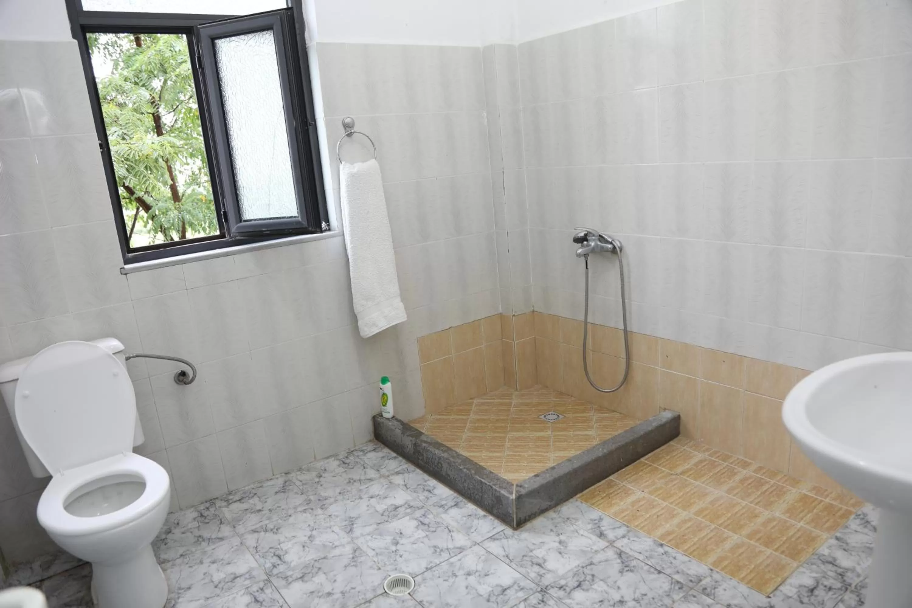 Shower in Hotel Villa Kabashi
