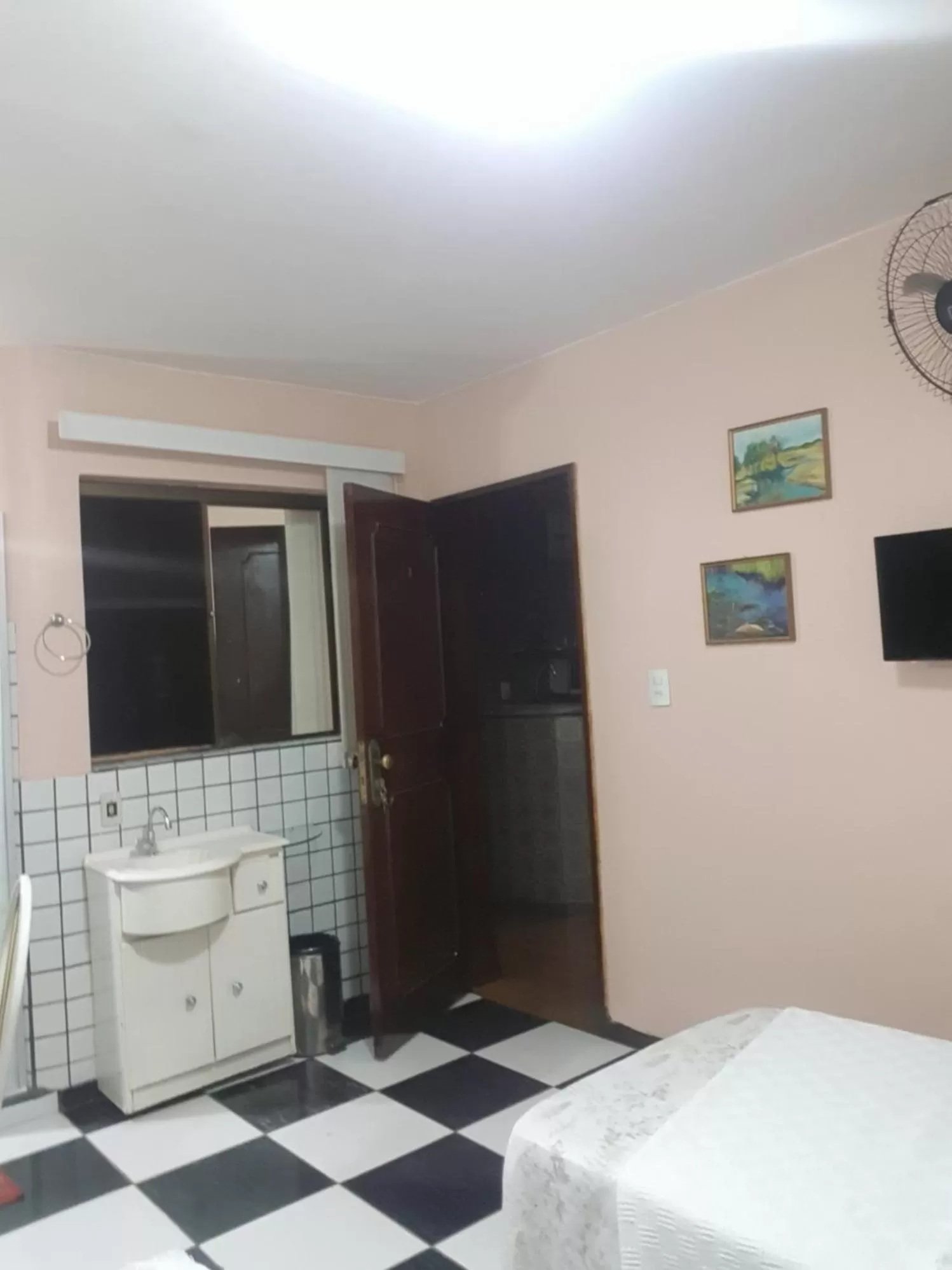 Bed, TV/Entertainment Center in KzaZendf Cama e Cafe Asa Sul