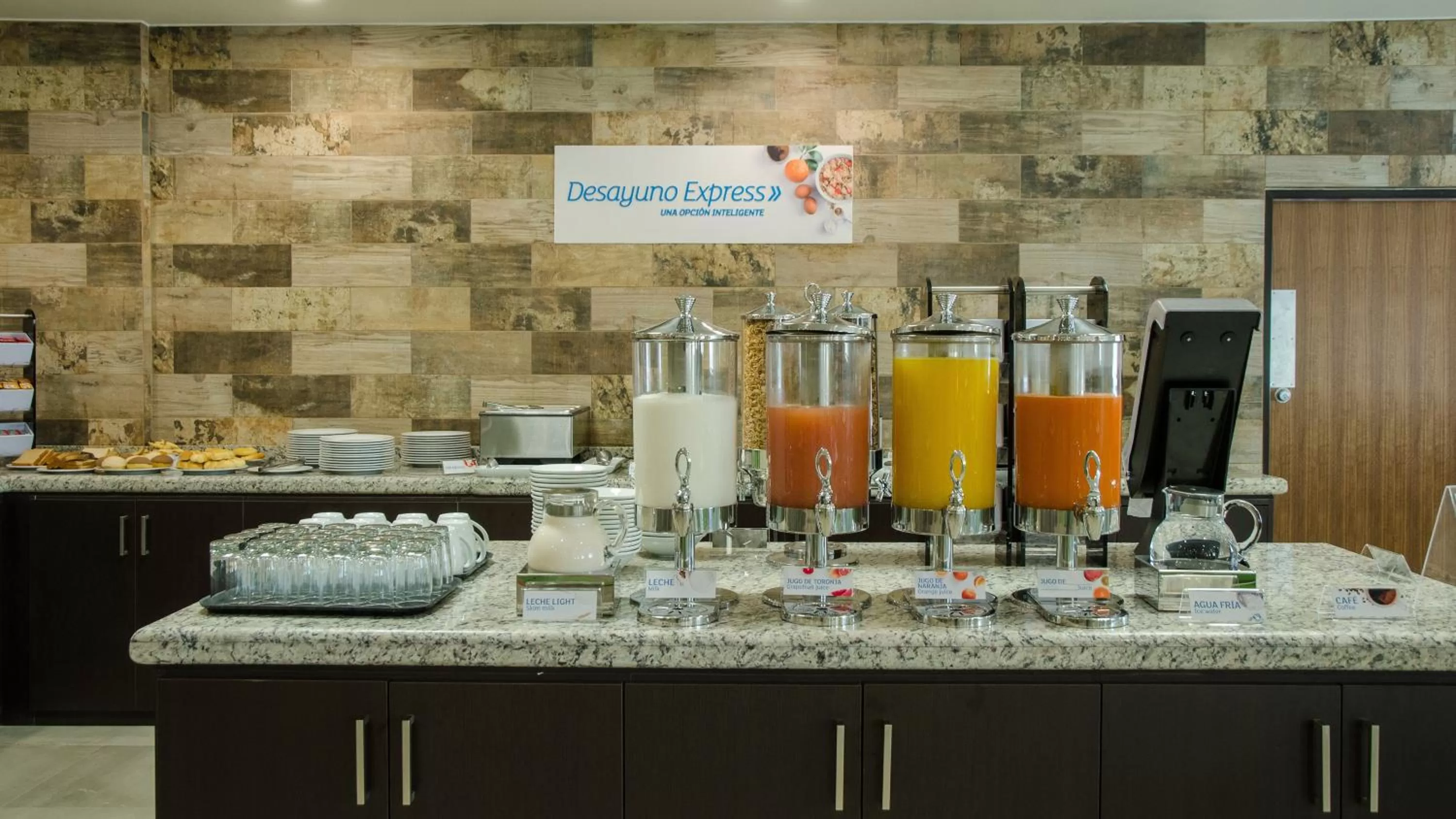 Restaurant/places to eat in Holiday Inn Express and Suites Celaya by IHG