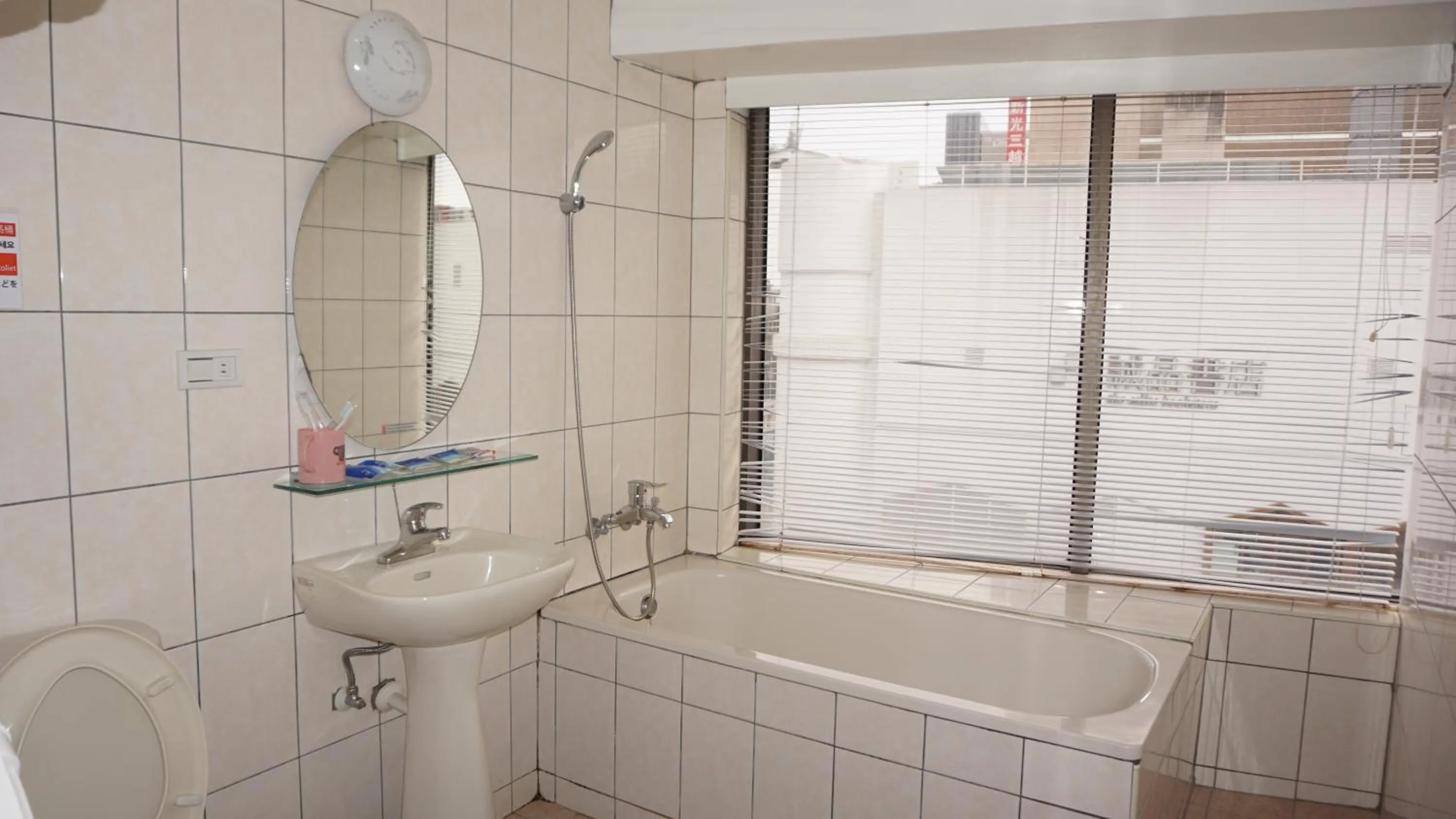 Shower in Chian Huei Business Hotel