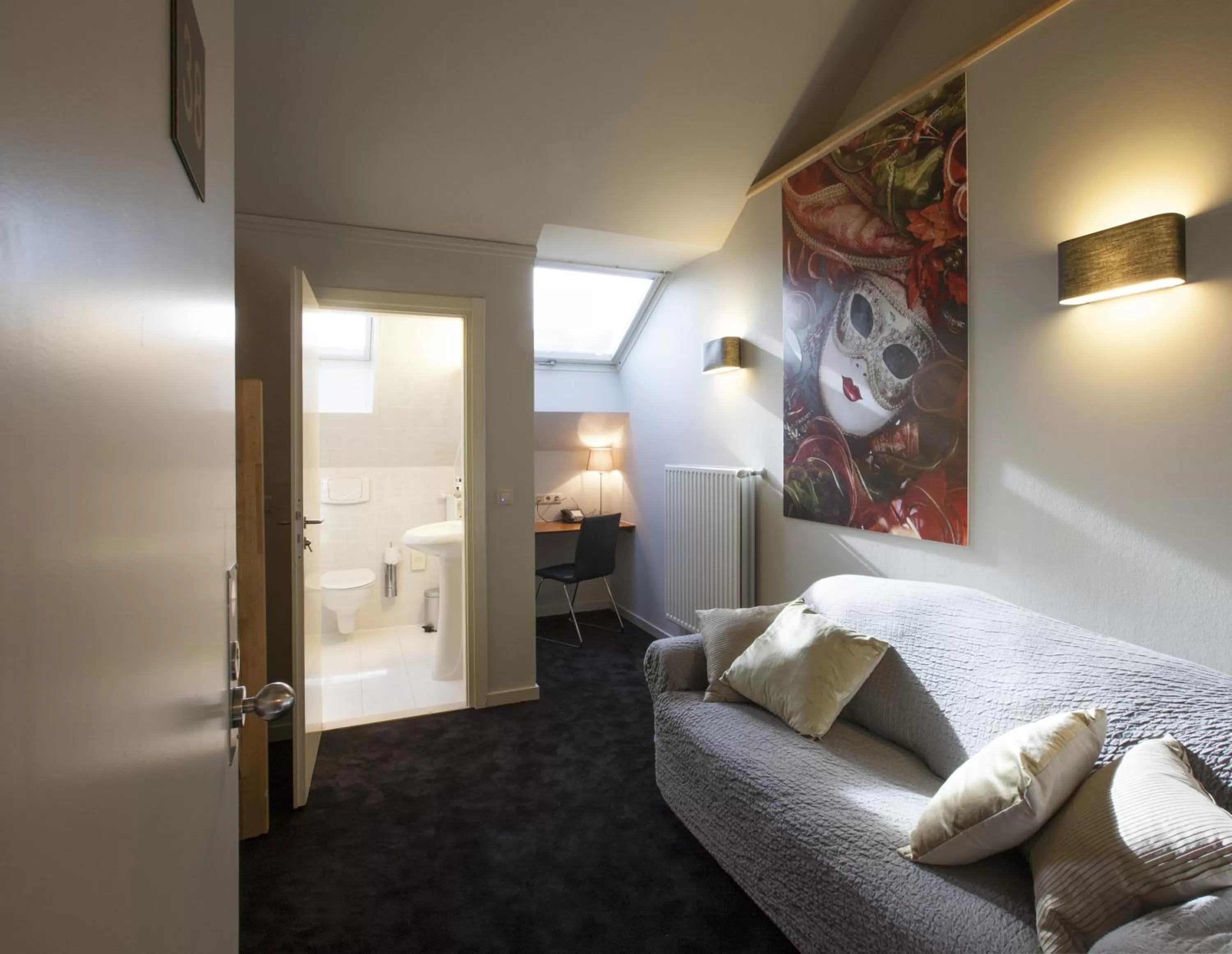 Seating area, Bed in Theater Hotel Leuven Centrum