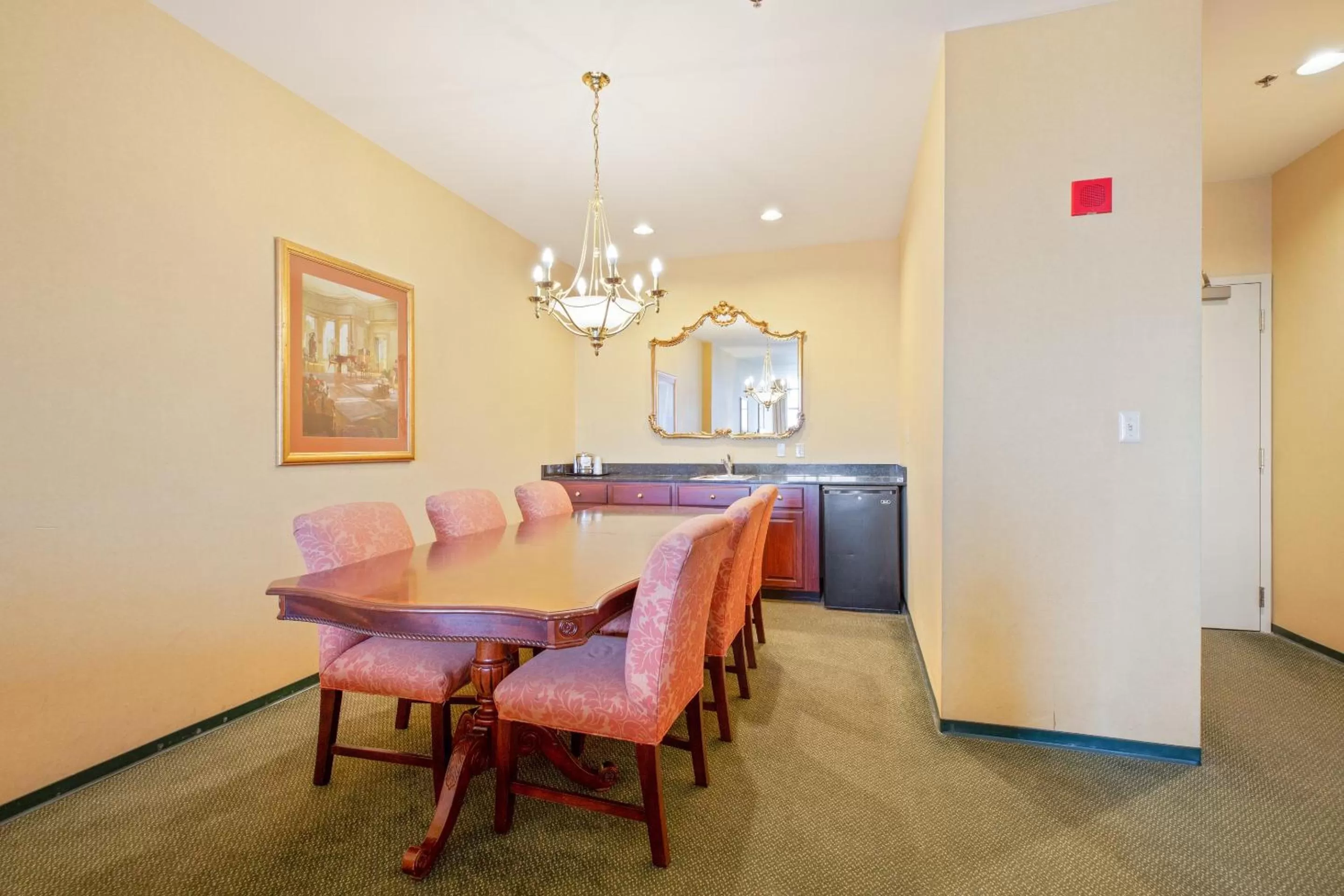 Bedroom, Dining Area in OYO Hotel St Louis Downtown City Center MO