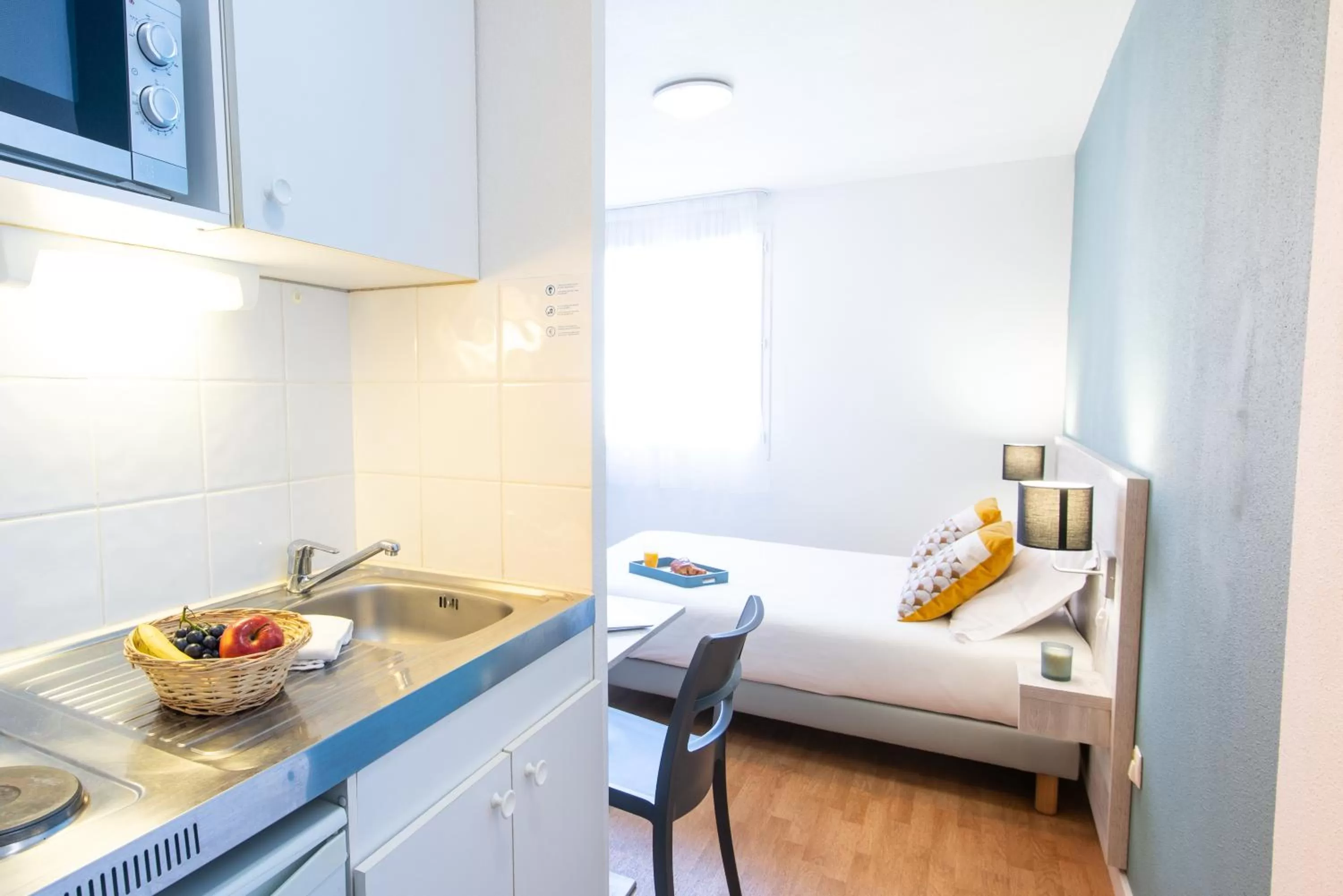 Kitchen or kitchenette, Bed in Comfort Aparthotel Aix Le Tholonet