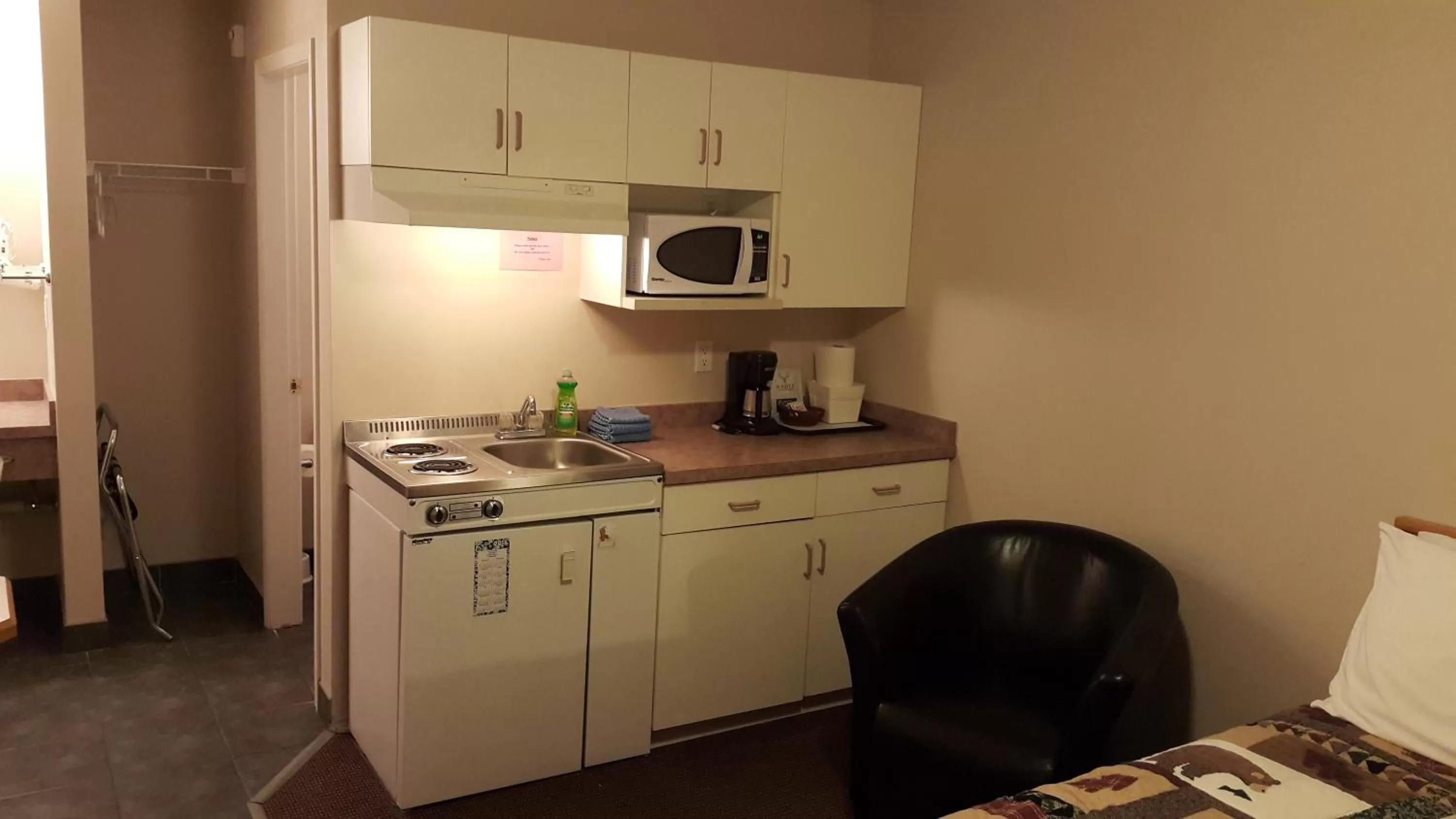 Kitchen or kitchenette in Cactus Tree Inn
