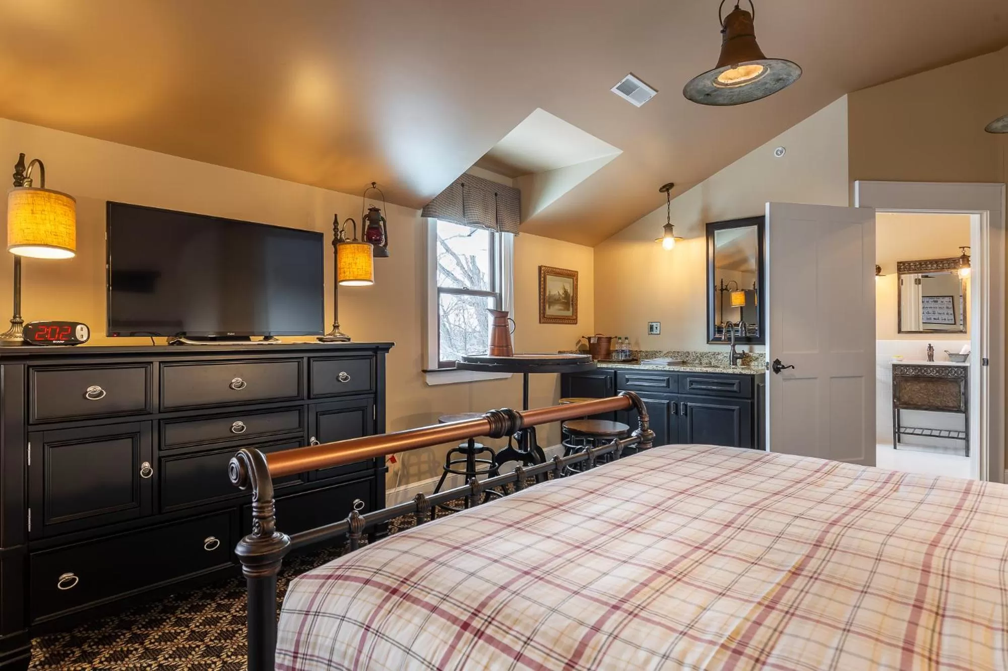 TV and multimedia, Bed in Steele Mansion Inn & Gathering Hub