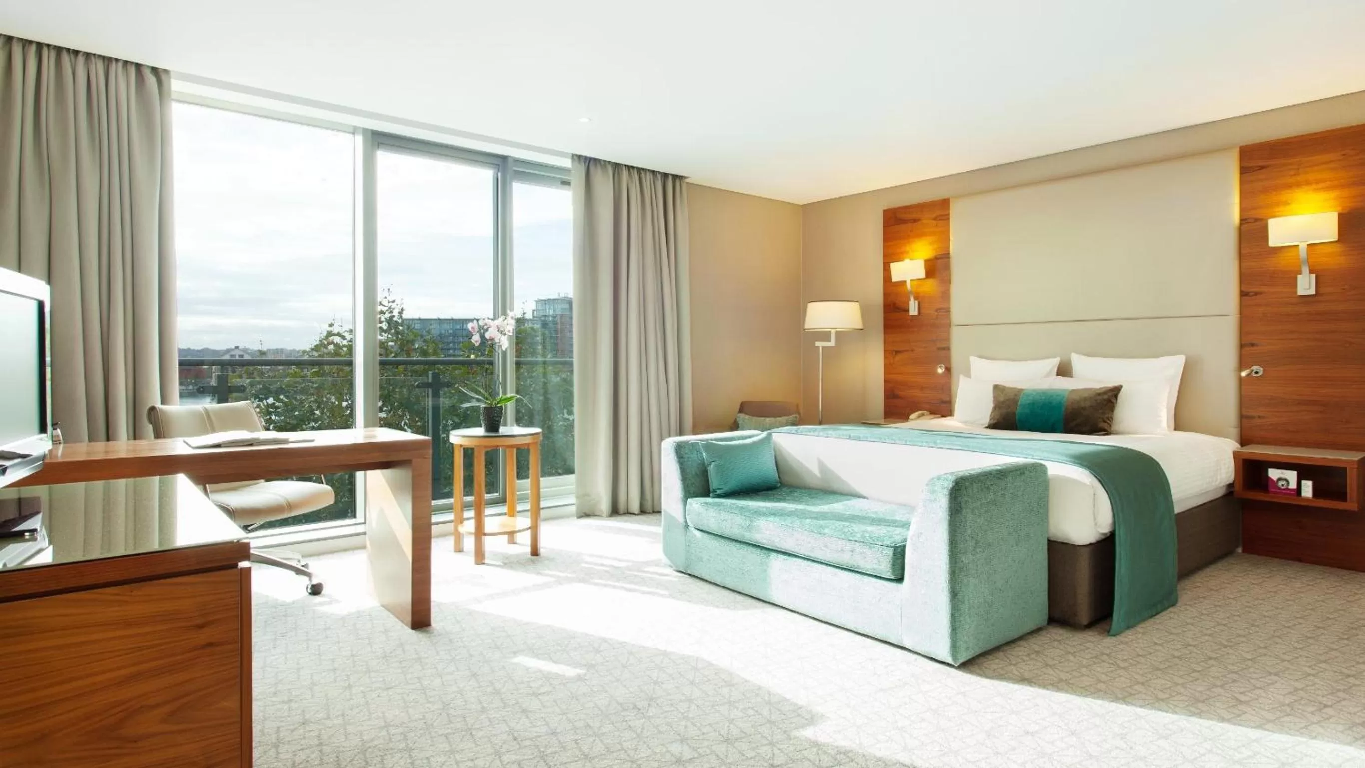 Photo of the whole room, Bed in Crowne Plaza London - Docklands by IHG