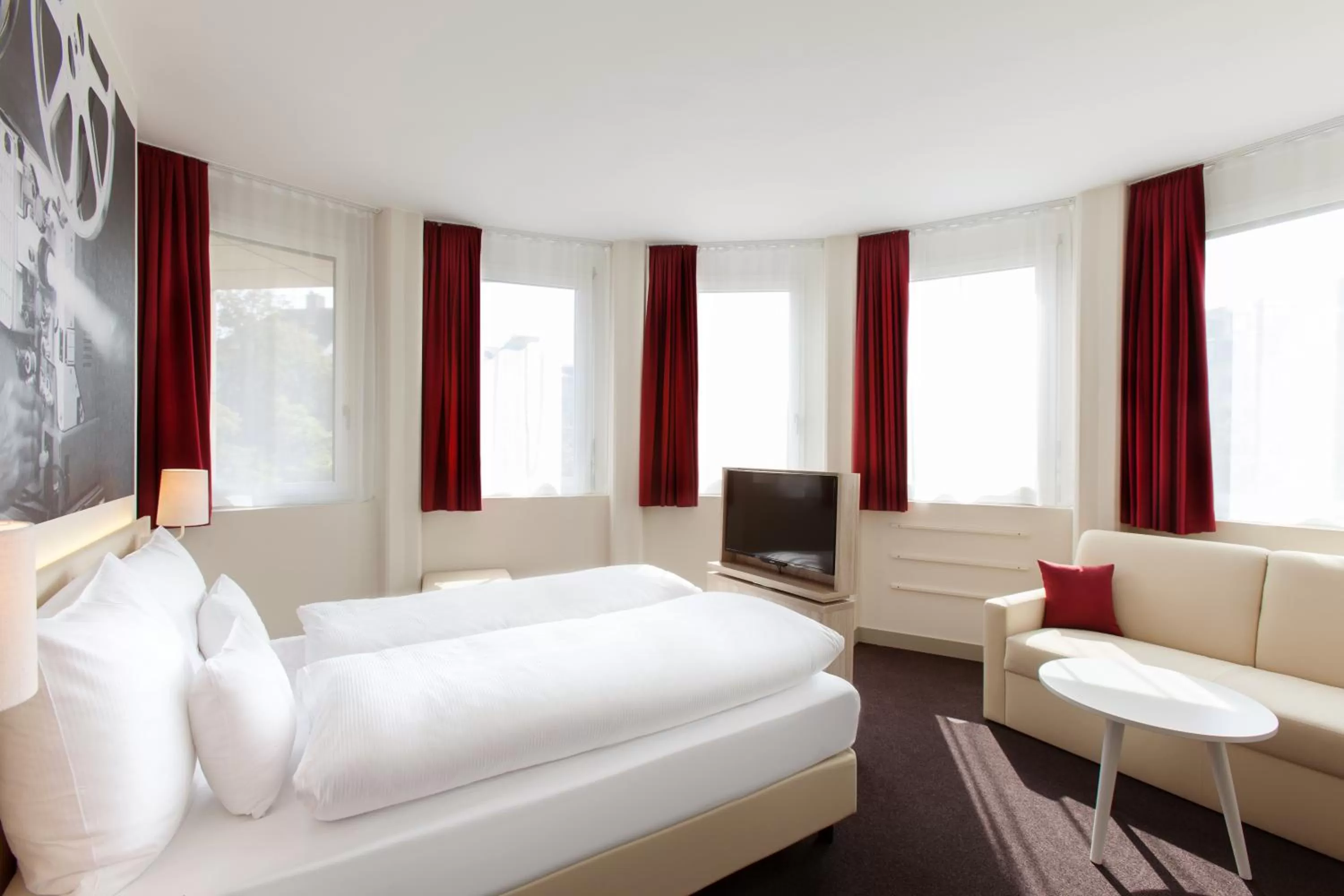 Photo of the whole room, Bed in Vienna House Easy by Wyndham München