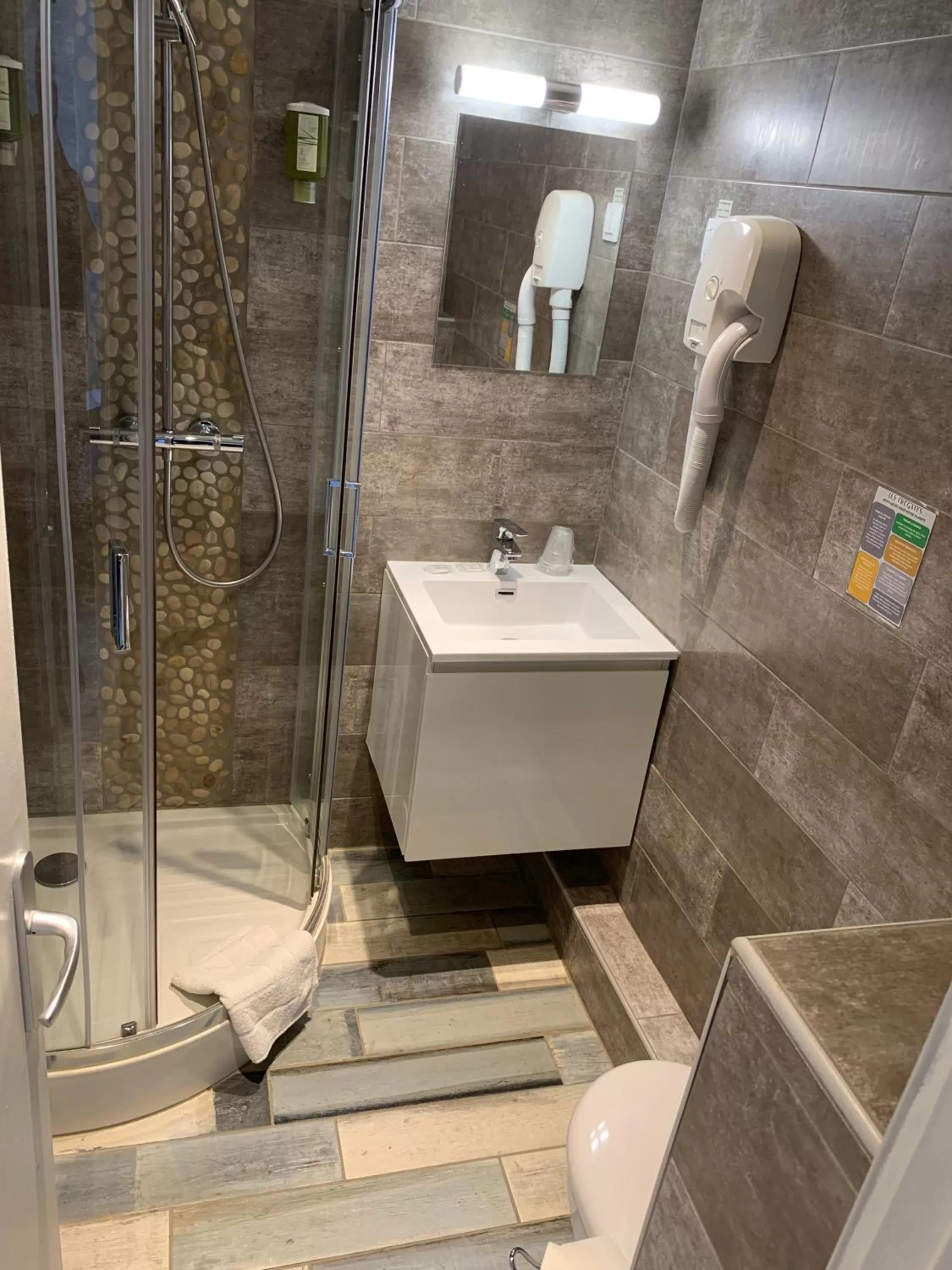 Shower in Les Fregates