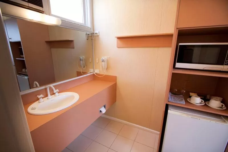 Bathroom in Parkville Motel