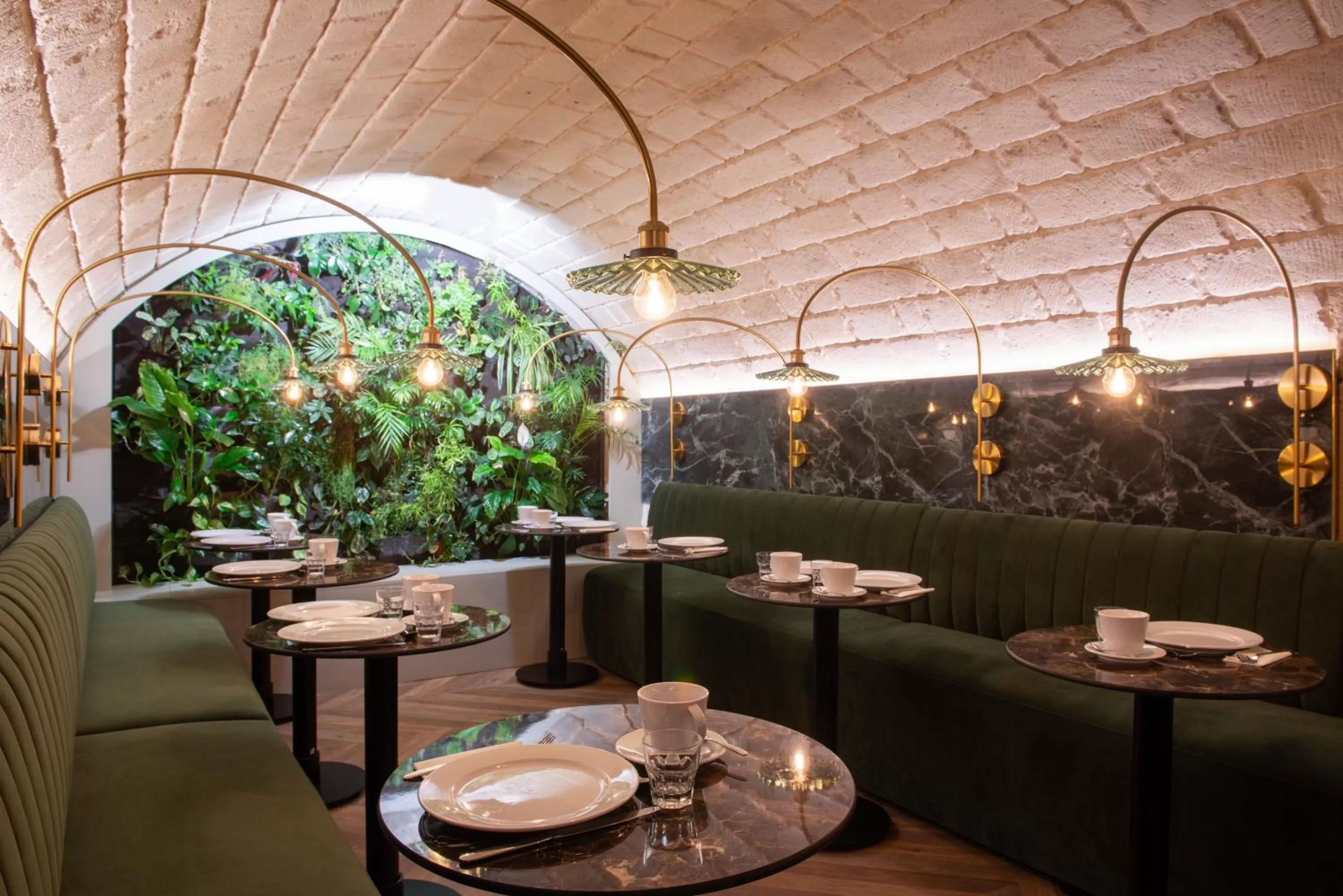 Restaurant/places to eat in Hôtel Aston Paris