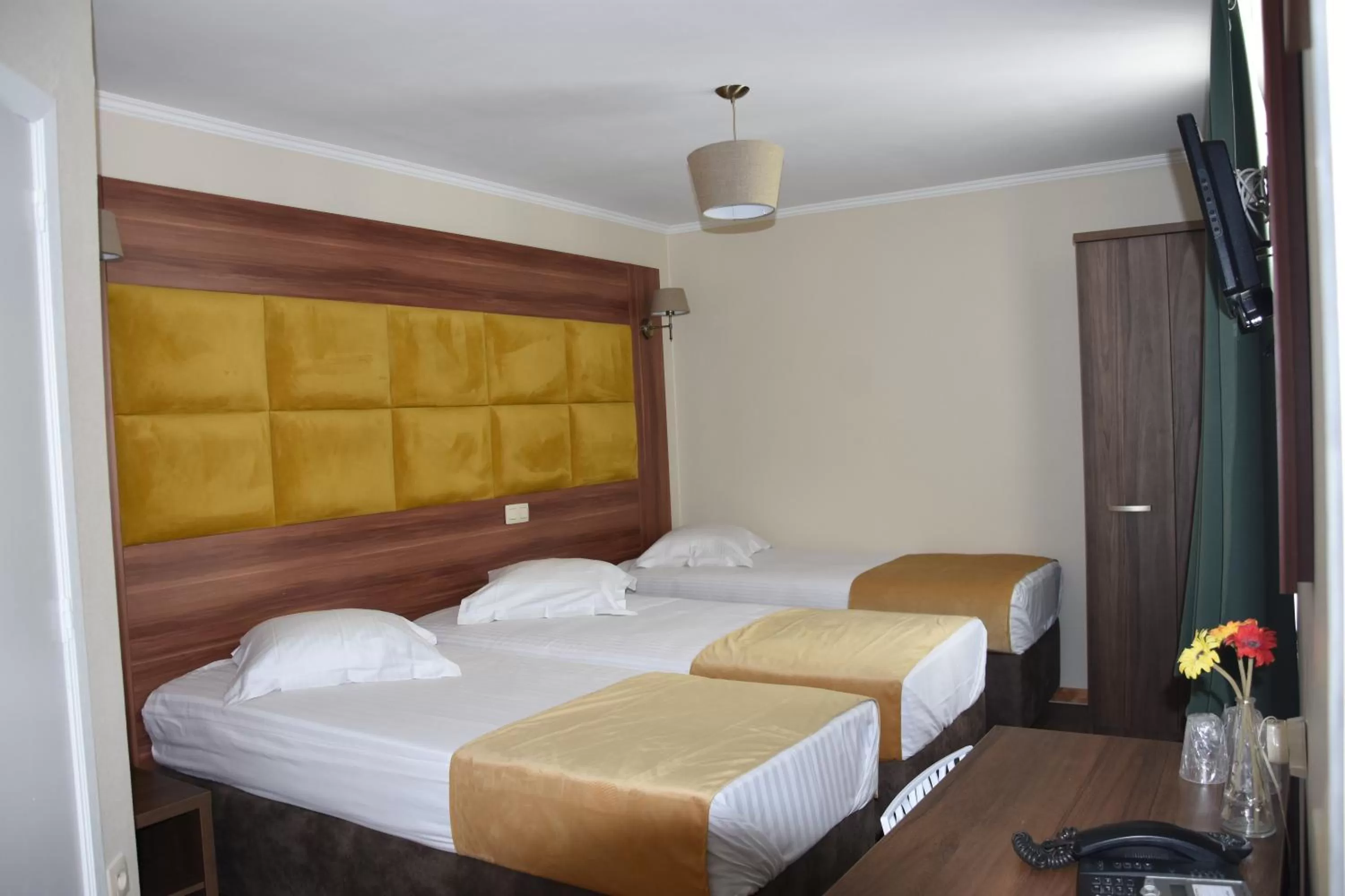 Bedroom, Bed in Sun Hotel