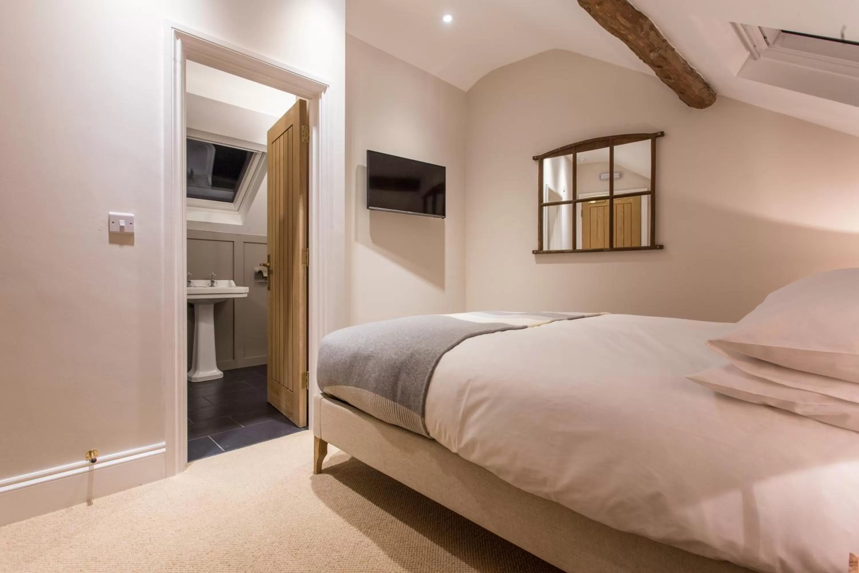 Photo of the whole room, Bed in The Redan Inn