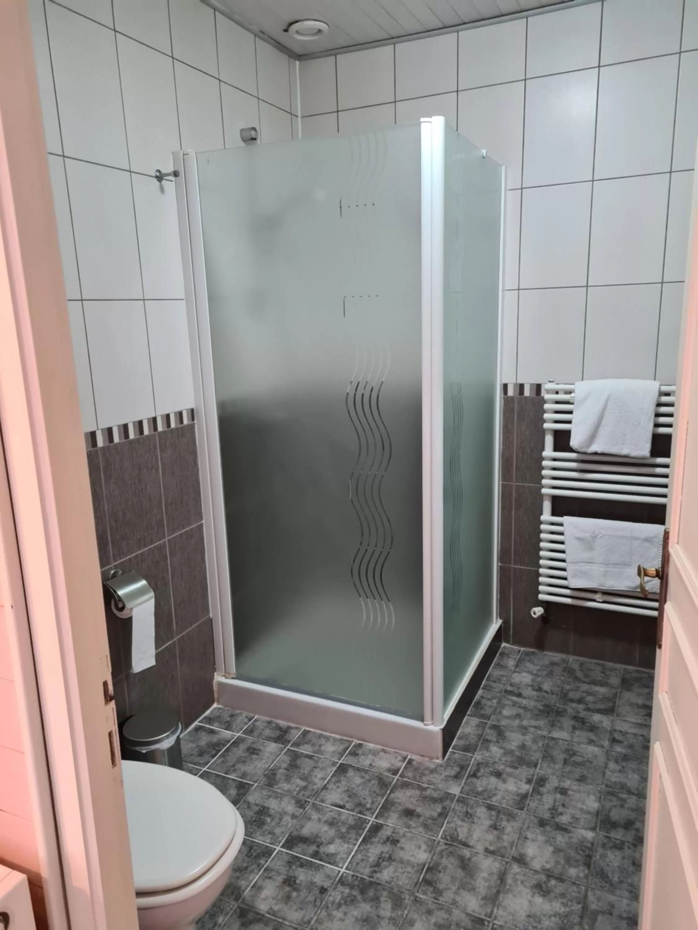 Toilet in Le Royal Hôtel