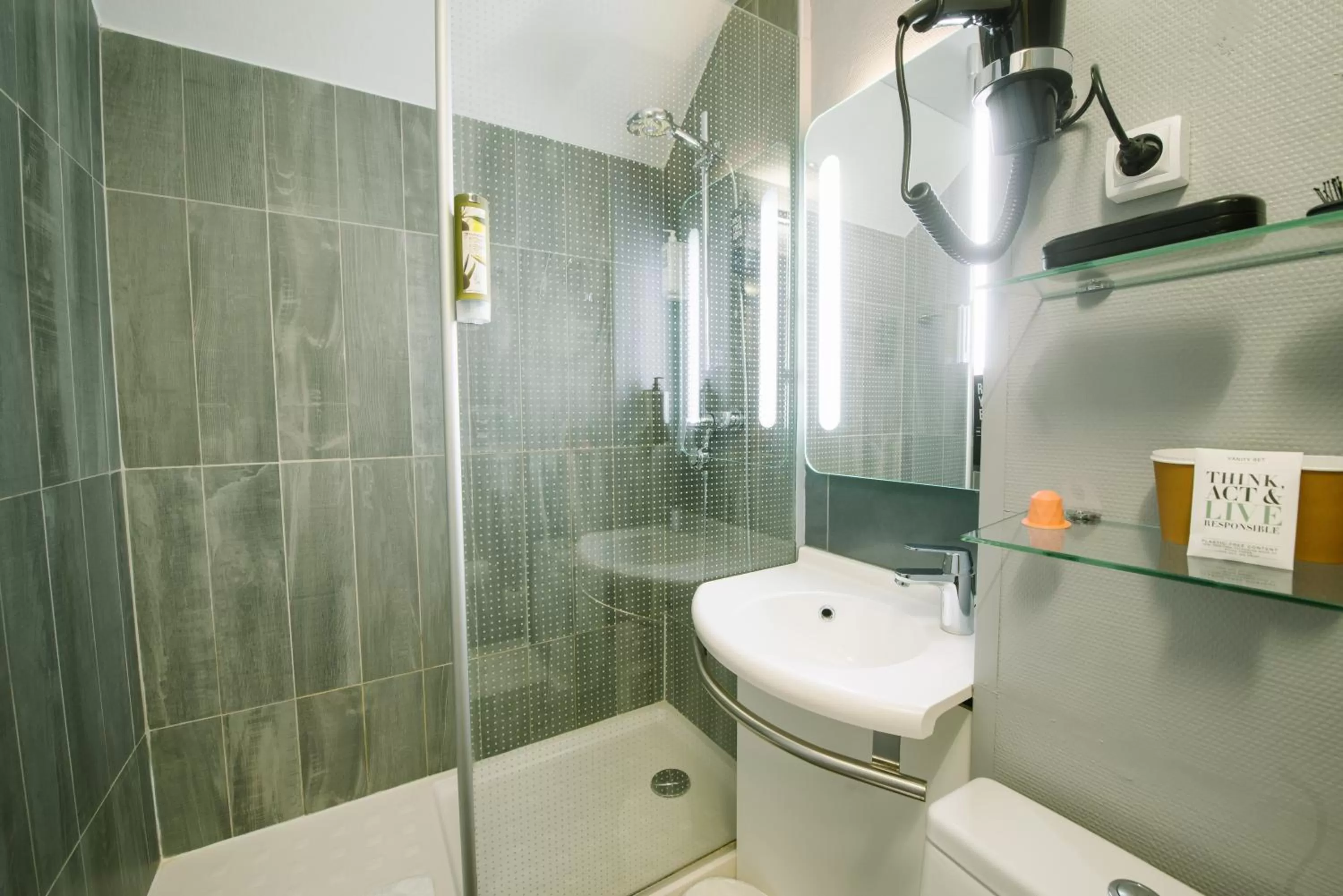 Bathroom in ibis Avignon Centre Gare