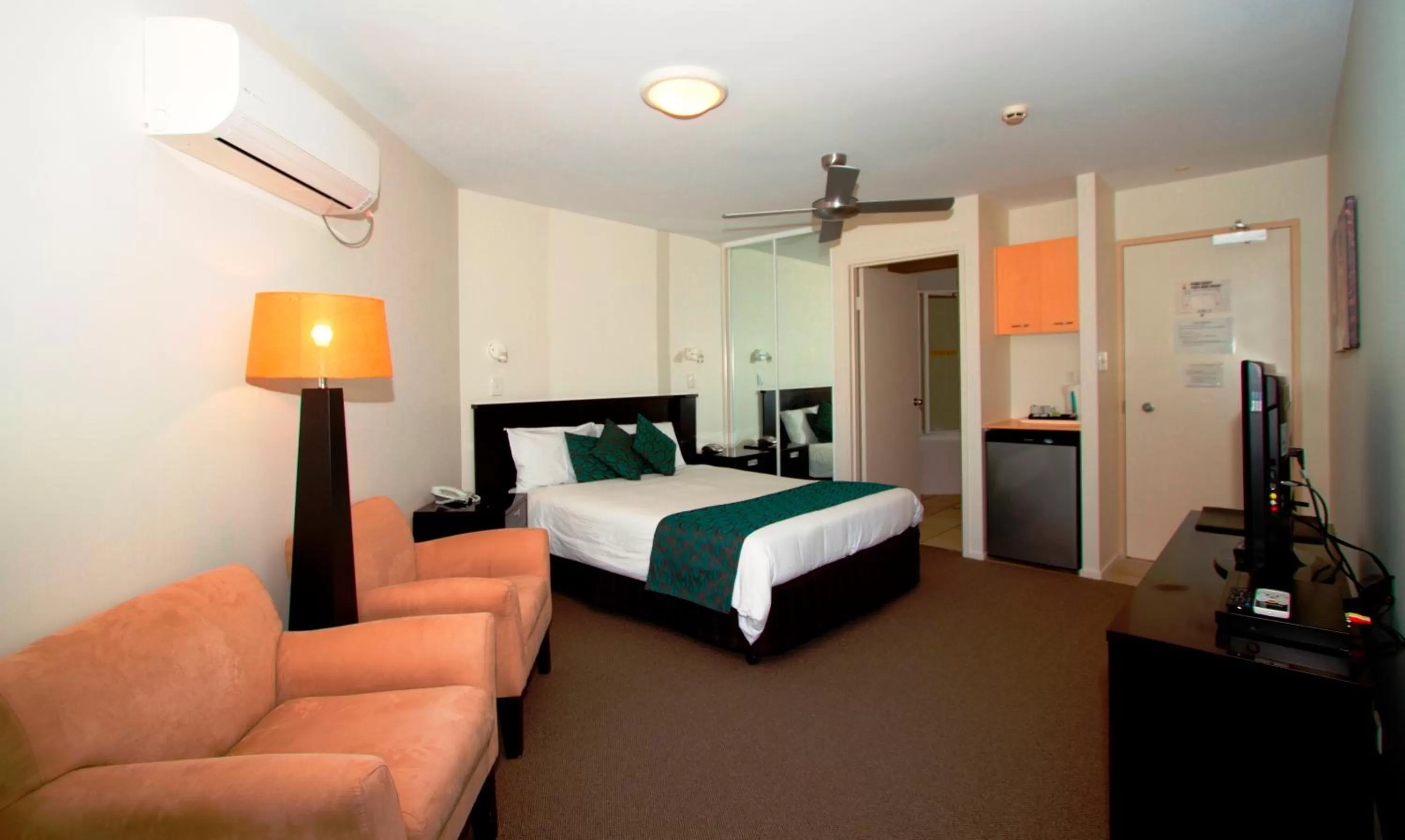 Photo of the whole room, Bed in The Beach Retreat Coolum