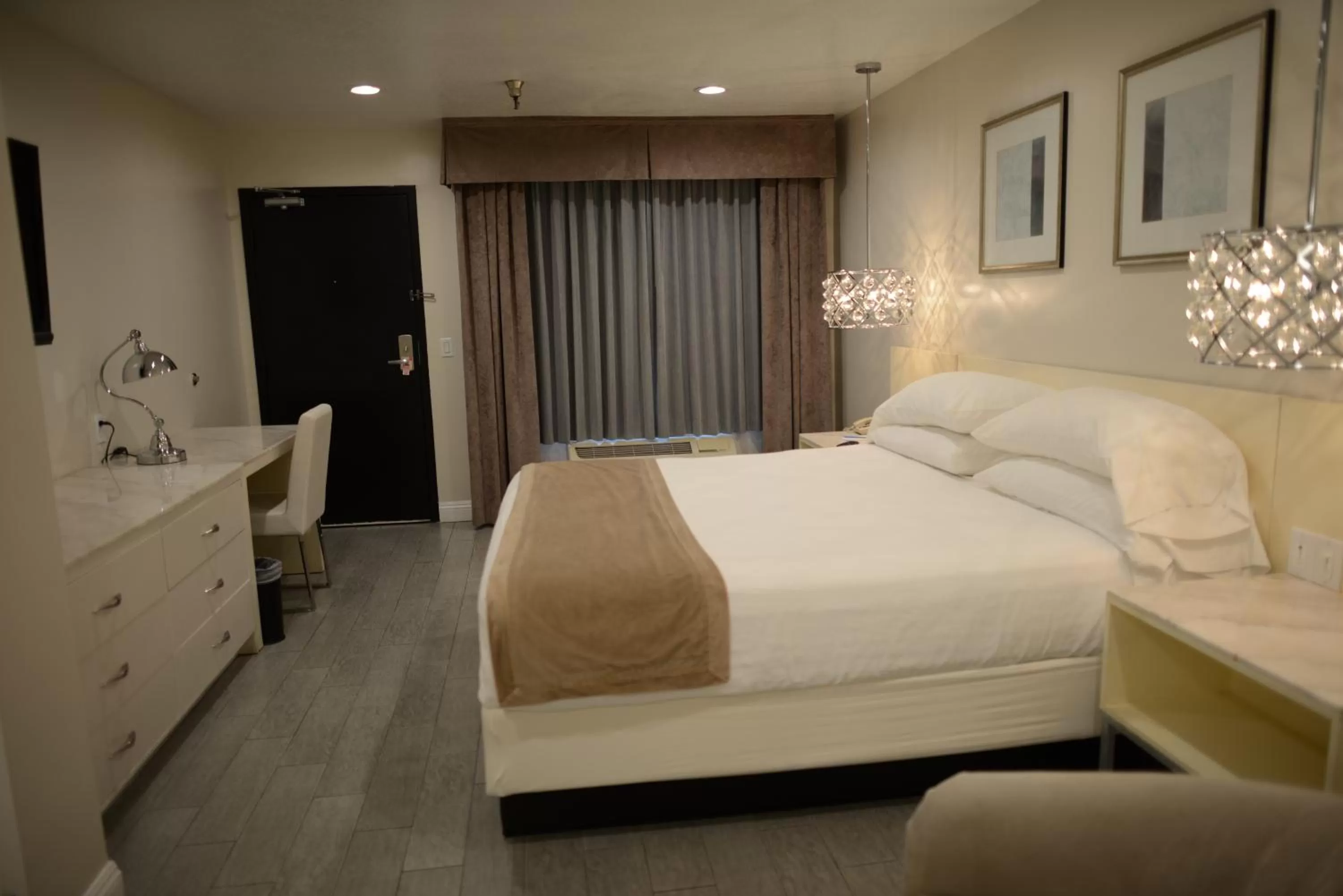 Bed in Hotel Le Reve Pasadena