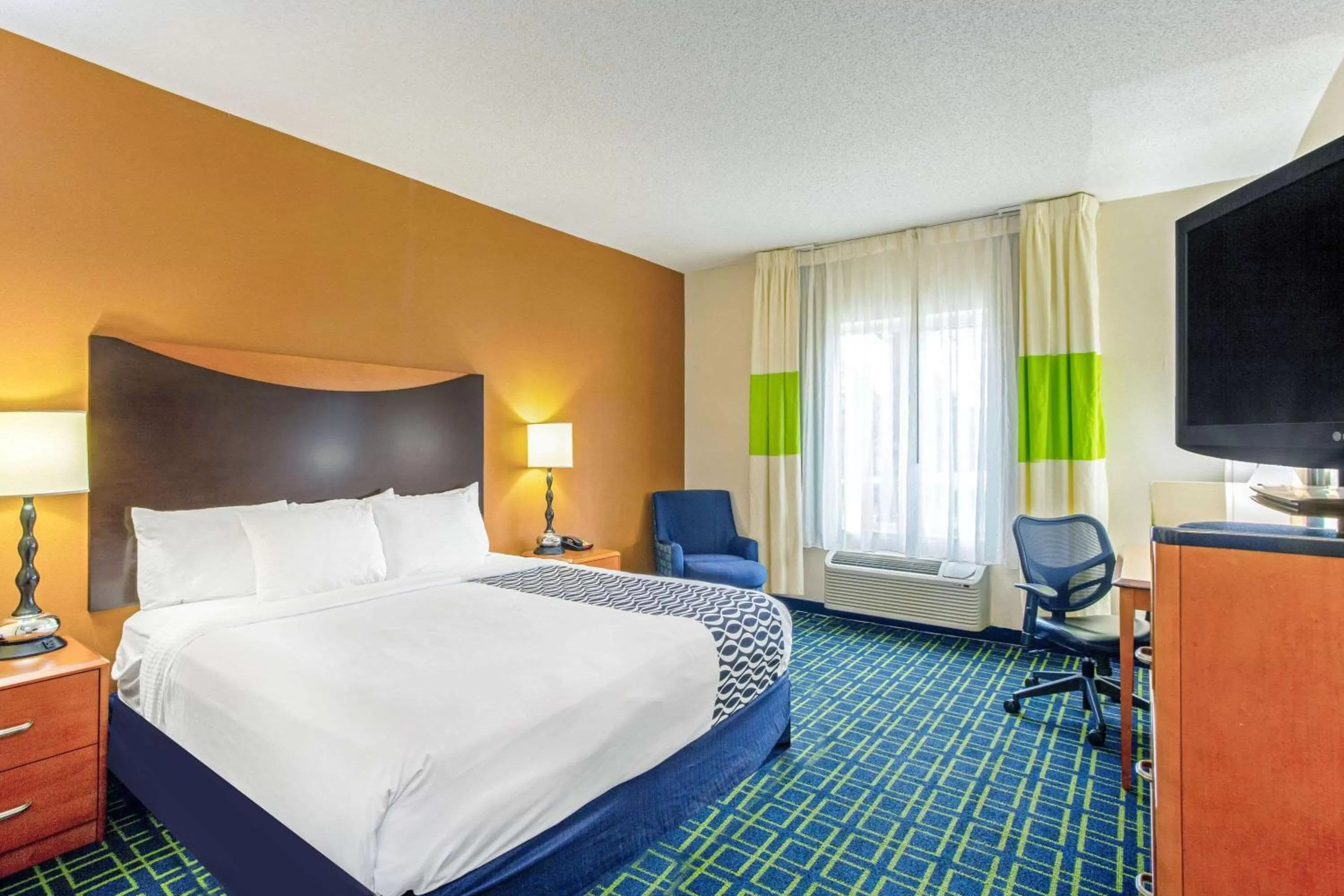 Photo of the whole room in La Quinta by Wyndham Manassas Battlefield