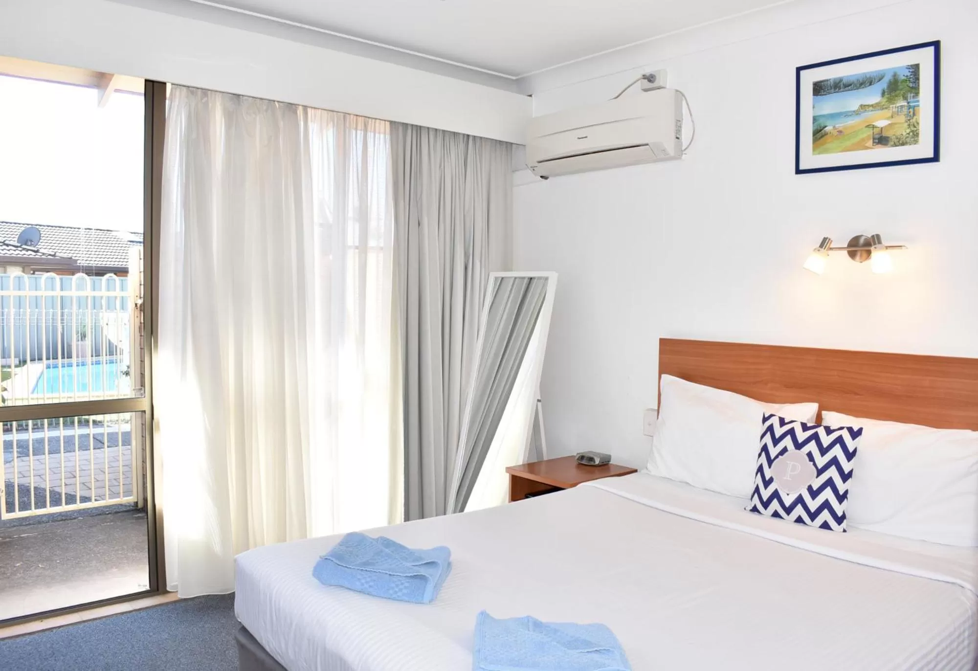 Bed in Port O'Call Motel