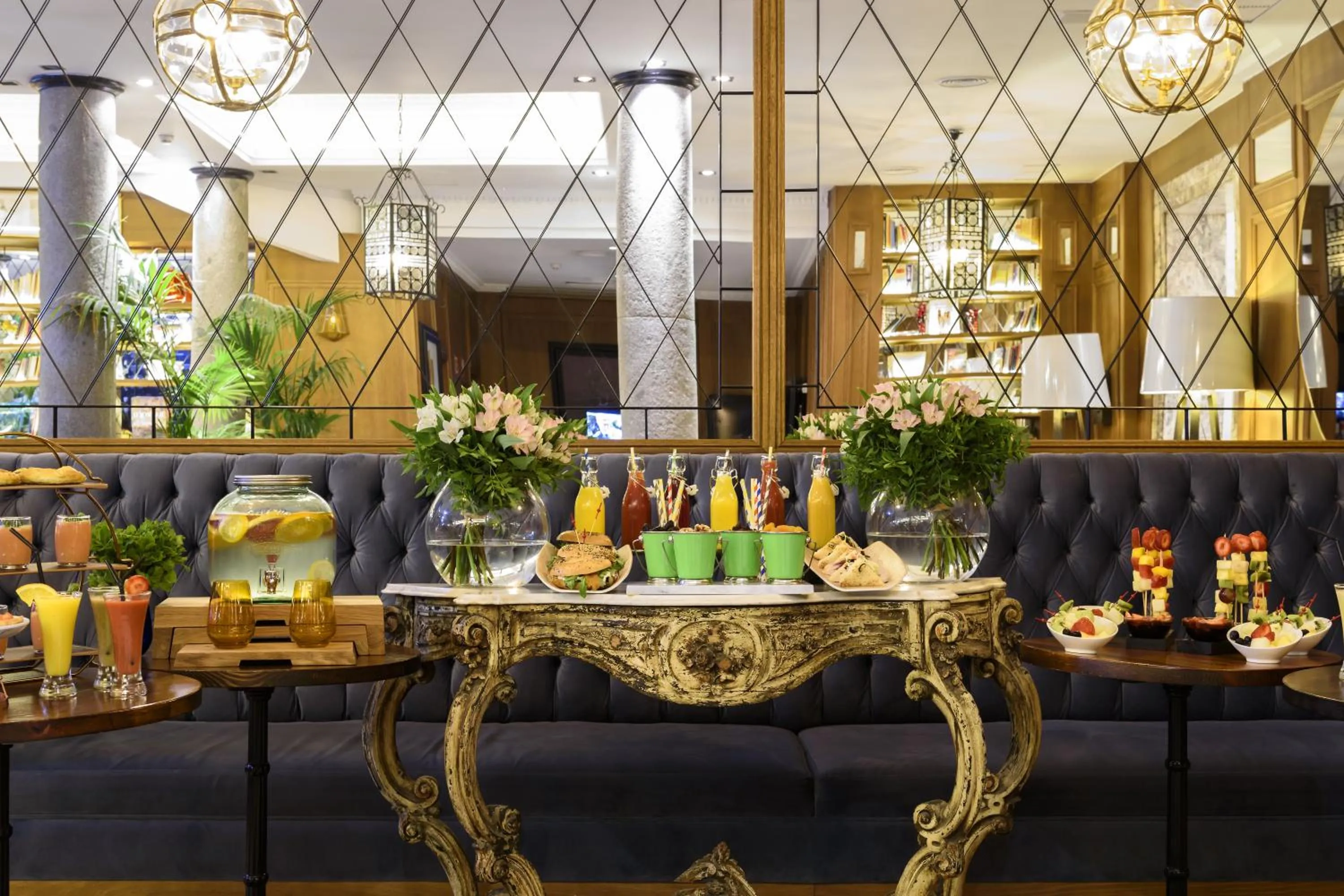 Lounge or bar in Boutique Hotel H10 Villa de la Reina