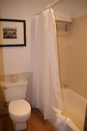 Bathroom in River House Inn, a Baymont by Wyndham