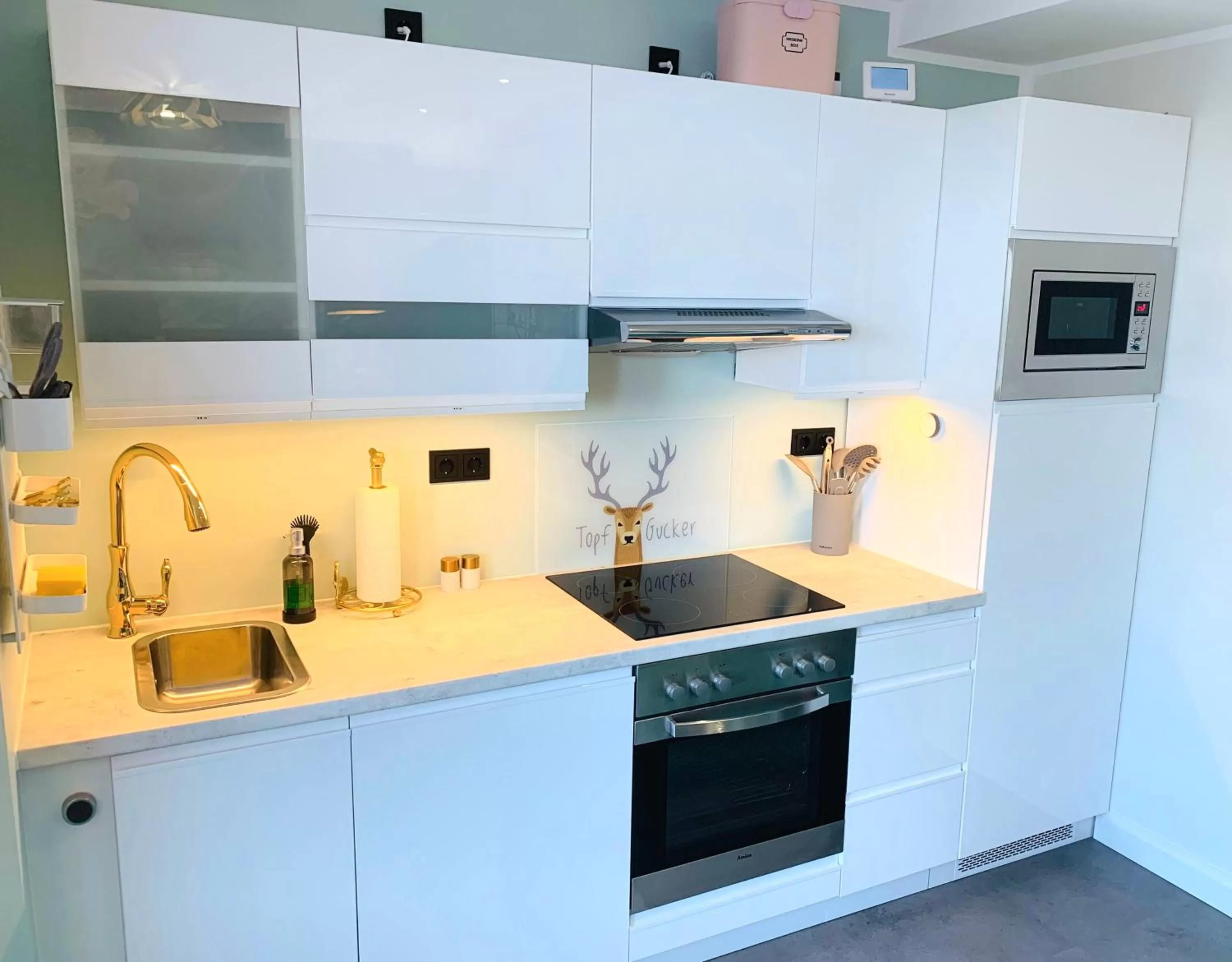 Kitchen/Kitchenette in BESOTEL Mettmann