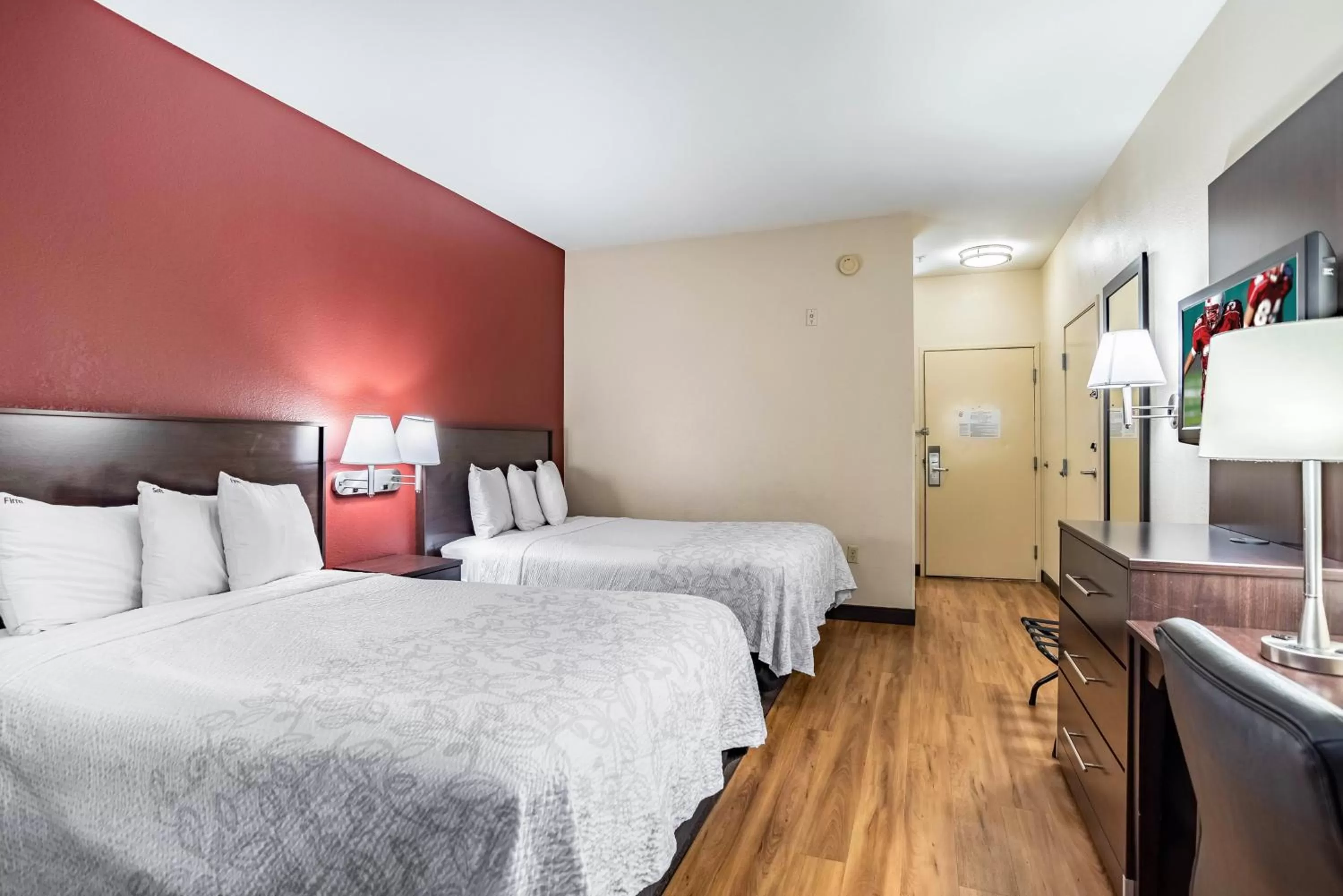 Photo of the whole room, Bed in Red Roof Inn PLUS+ Tempe - Phoenix Airport