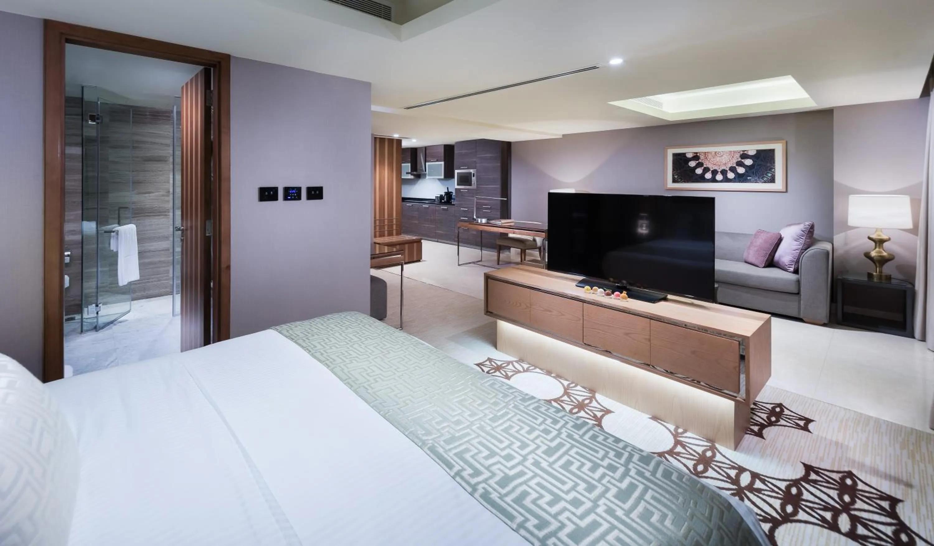 Communal lounge/ TV room, Bed in Grand Millennium Muscat