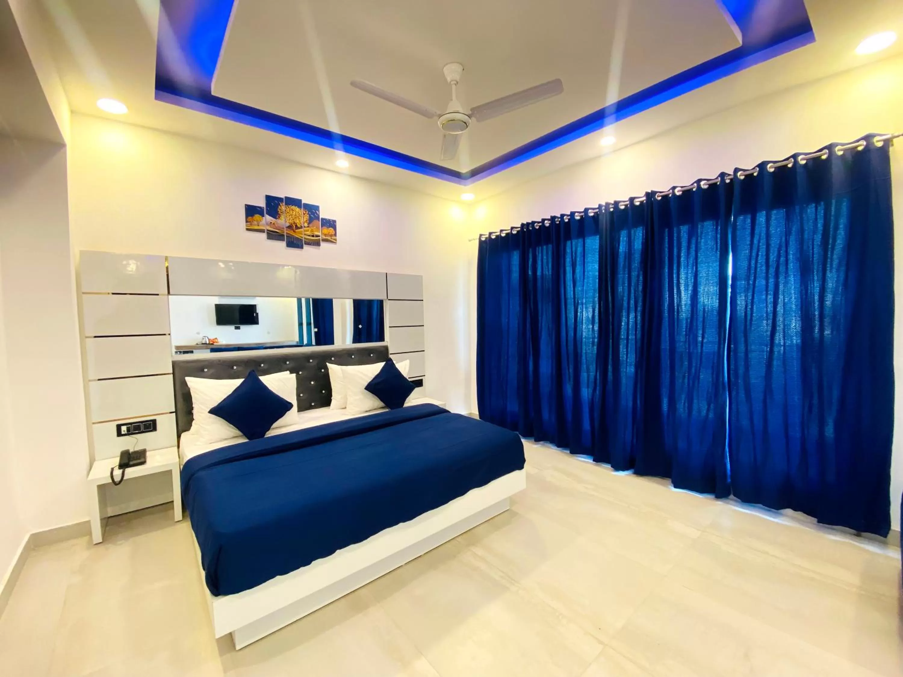 Bed in The Metro Stay By F9 Hotels-Near Sector 18 Metro Station Noida
