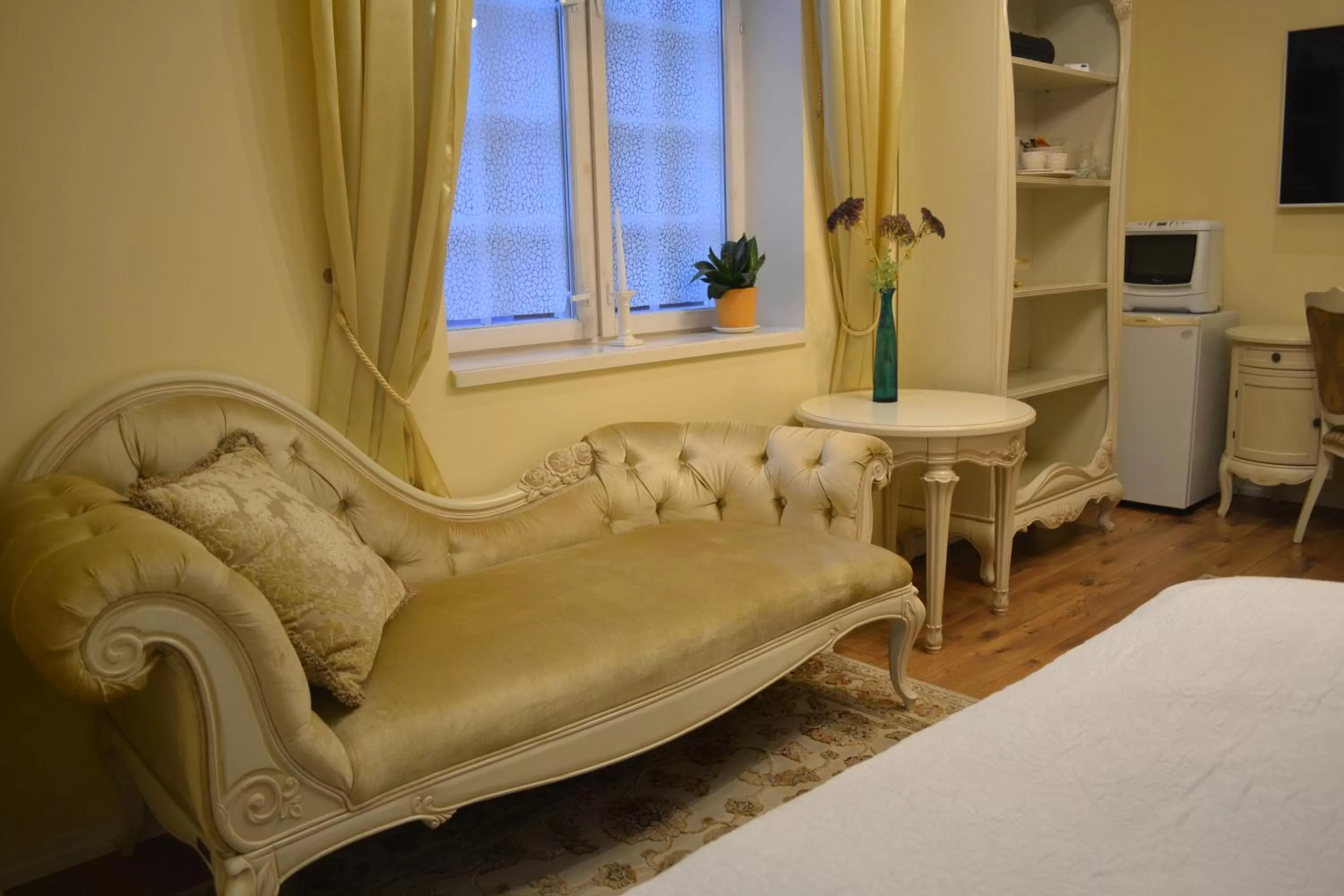 Seating area, Bed in Alex Maja