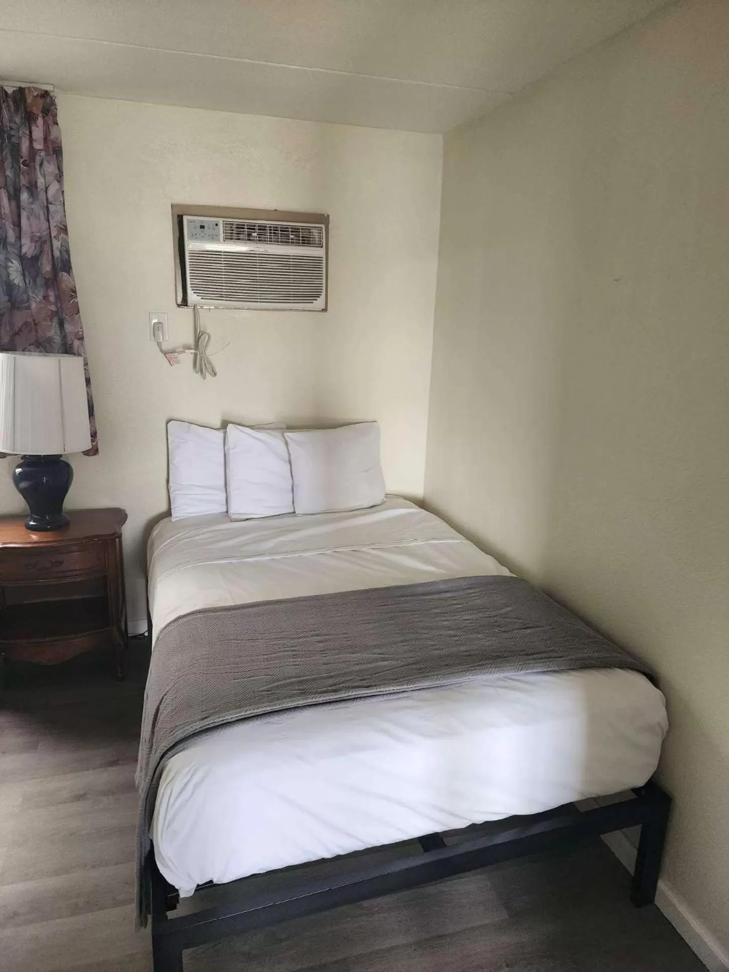 Bed in Yankee Clipper Resort Motel