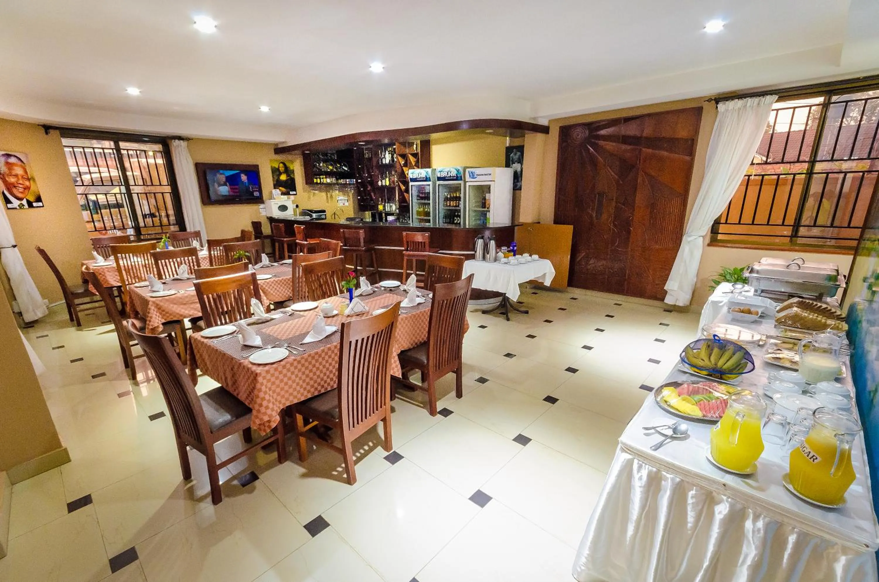 Restaurant/places to eat in Marie's Royale Hotel